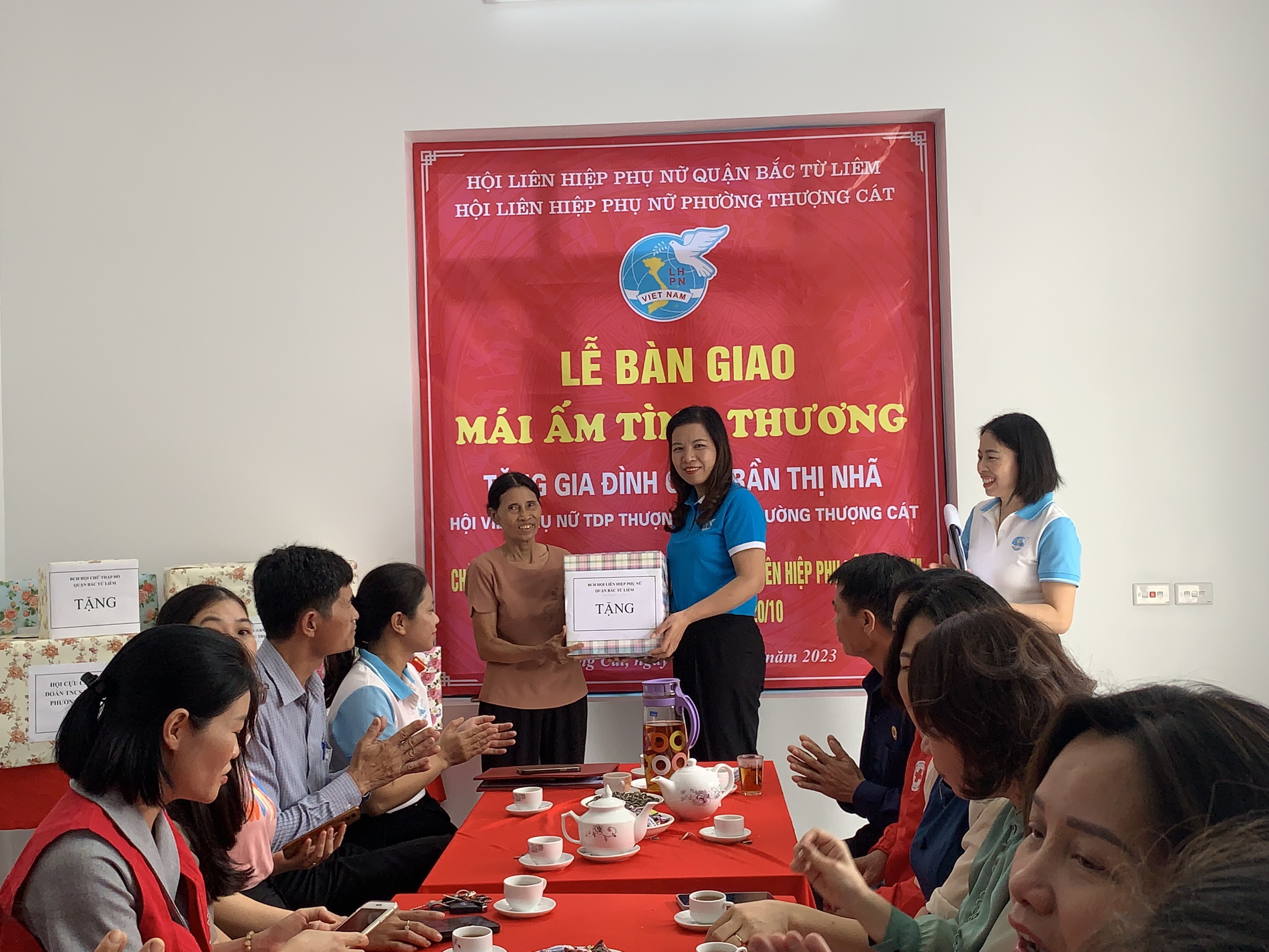 Hội LHPN quận Bắc Từ Liêm: Trao “Mái ấm tình thương” cho gia đình bà Trần Thị Nhã - ảnh 5