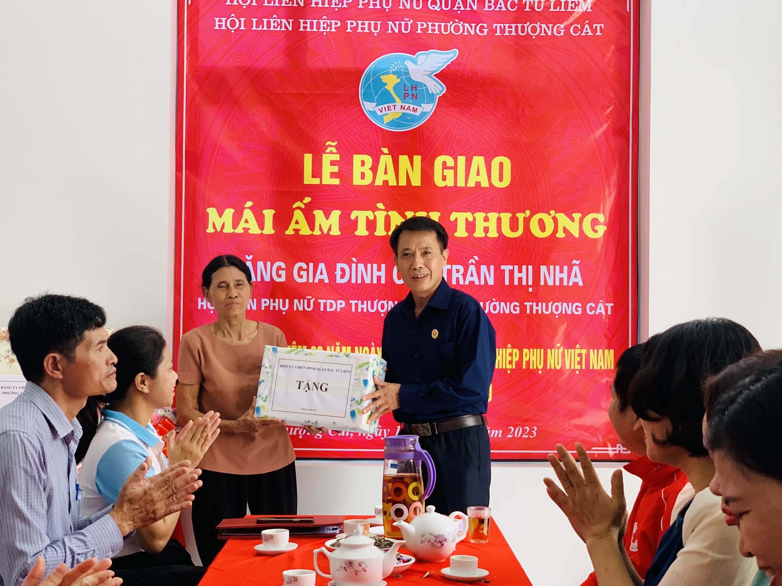 Hội LHPN quận Bắc Từ Liêm: Trao “Mái ấm tình thương” cho gia đình bà Trần Thị Nhã - ảnh 10