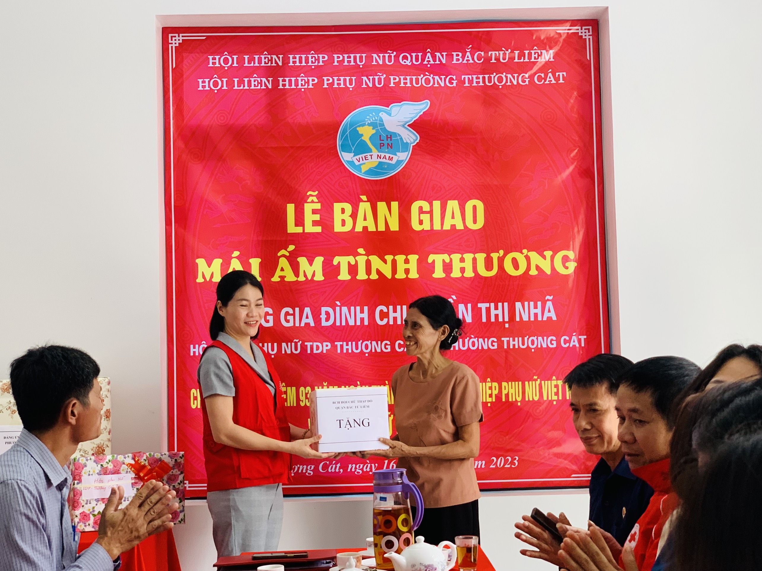 Hội LHPN quận Bắc Từ Liêm: Trao “Mái ấm tình thương” cho gia đình bà Trần Thị Nhã - ảnh 6