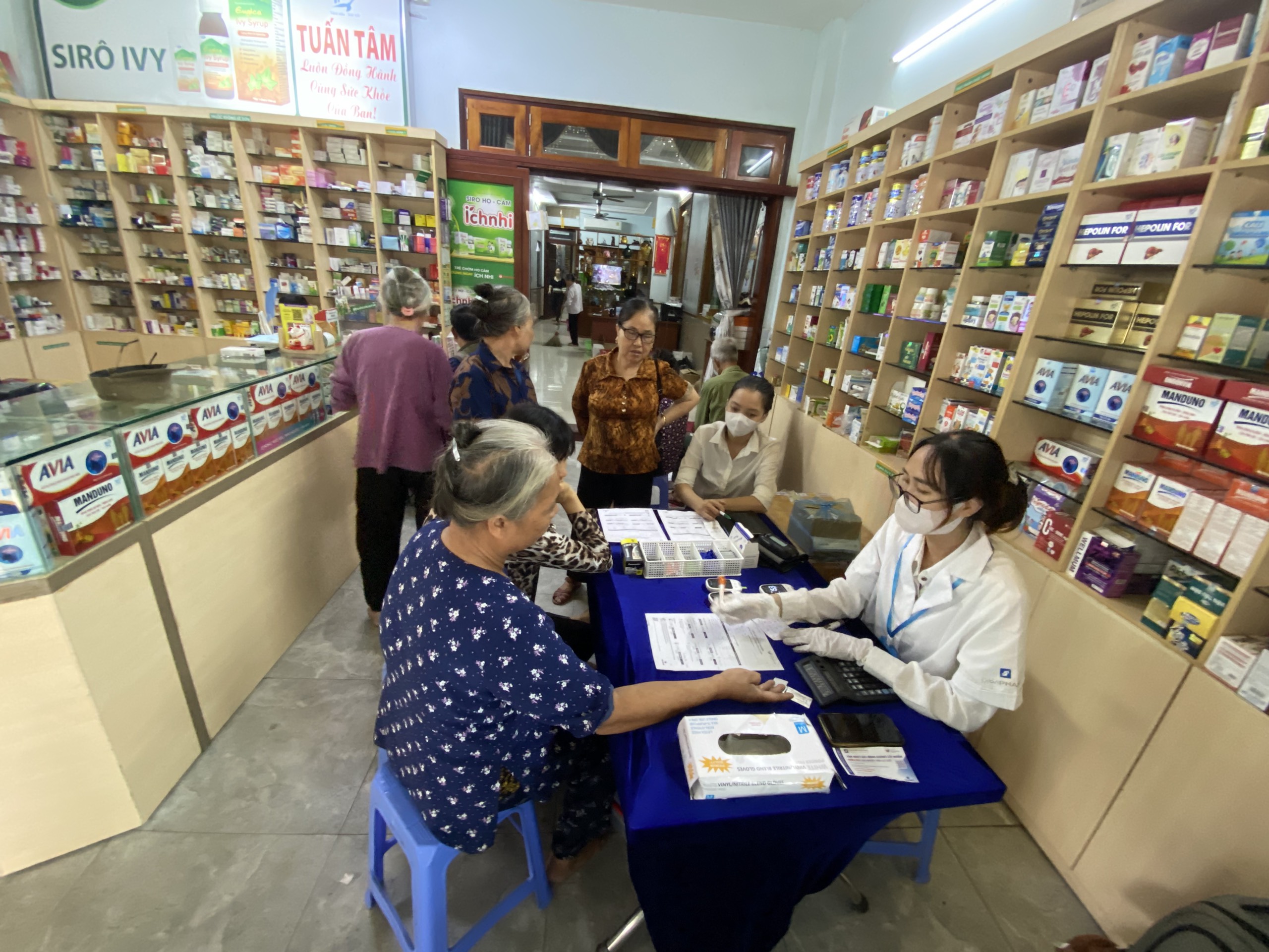 Gần 10.000 người dân được tầm soát các bệnh không lây nhiễm miễn phí tại nhà thuốc TP.HCM và Hà Nội - ảnh 1