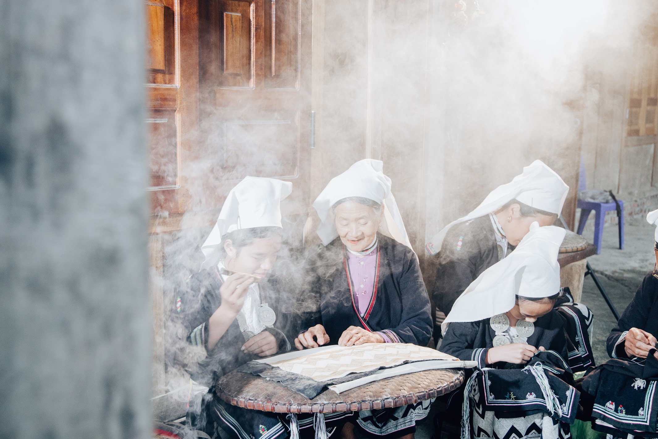 “Sáp ong - Sắc chàm” - triển lãm về văn hoá dân tộc Dao và Mông tại Hà Nội - ảnh 1