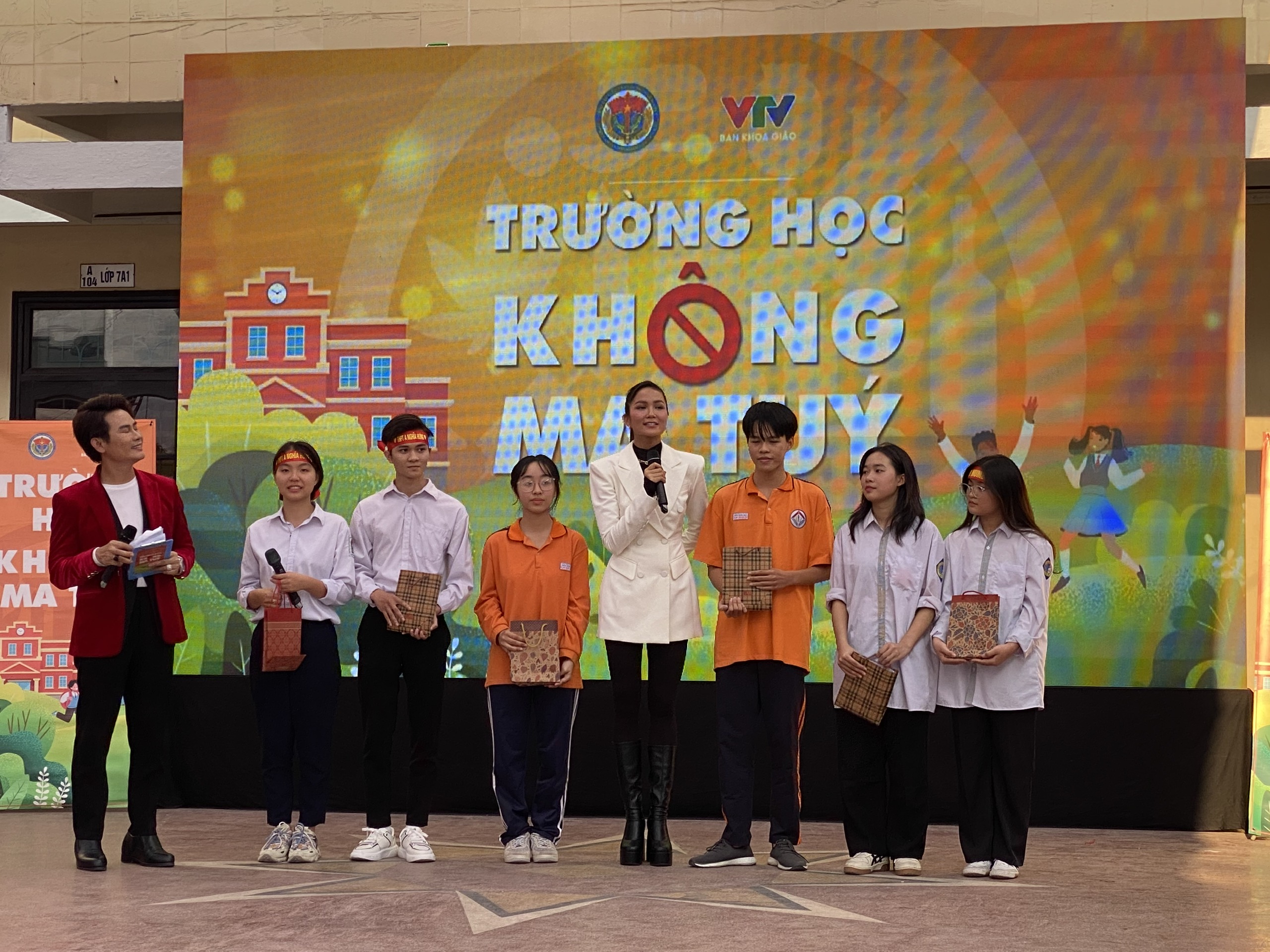 NSND Xuân Bắc, hoa hậu H’hen Niê kêu gọi giới trẻ tránh xa ma tuý - ảnh 1
