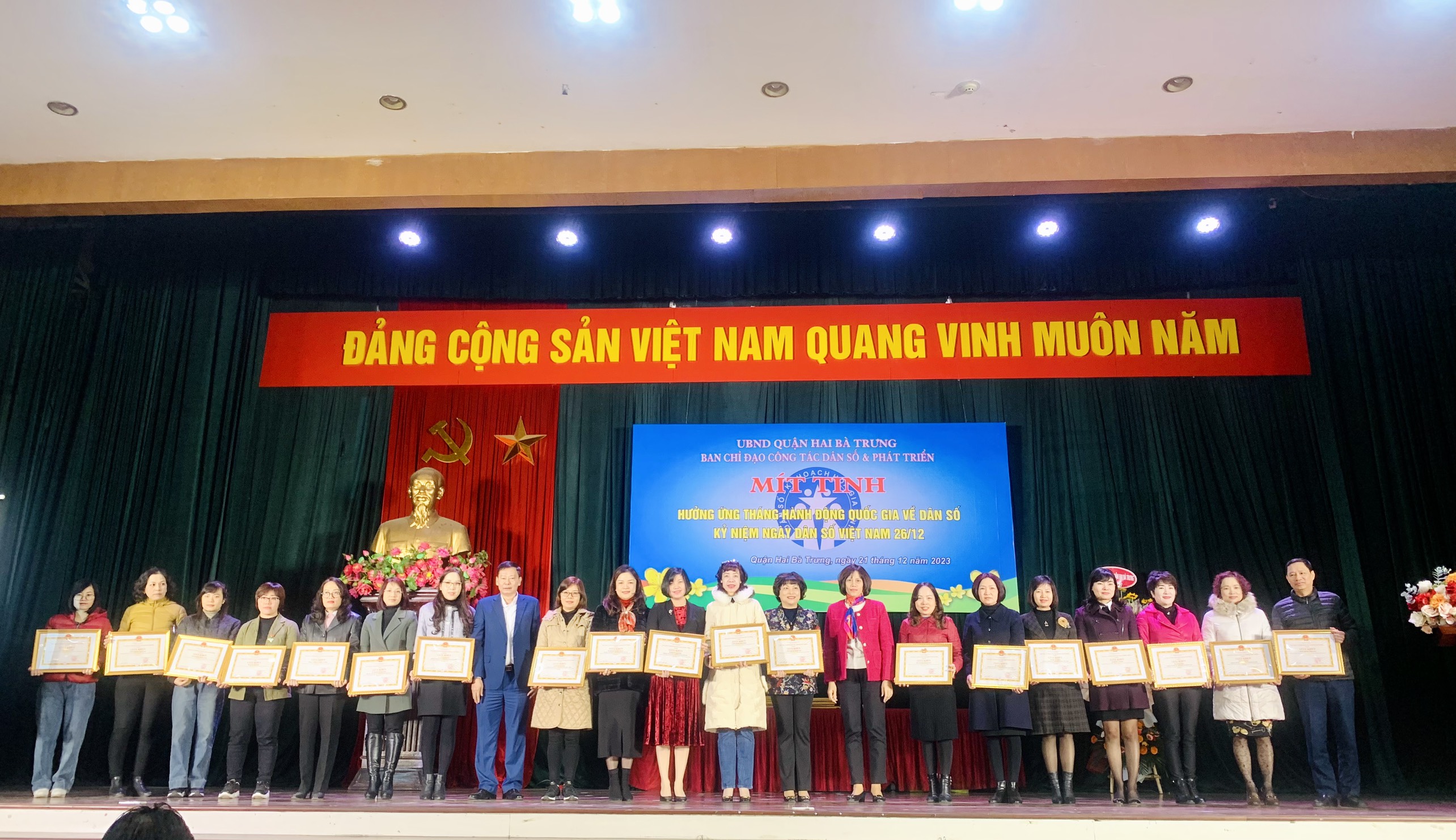 Trao kỷ niệm chương “Vì sự nghiệp Dân số” cho 47 cá nhân tiêu biểu - ảnh 5