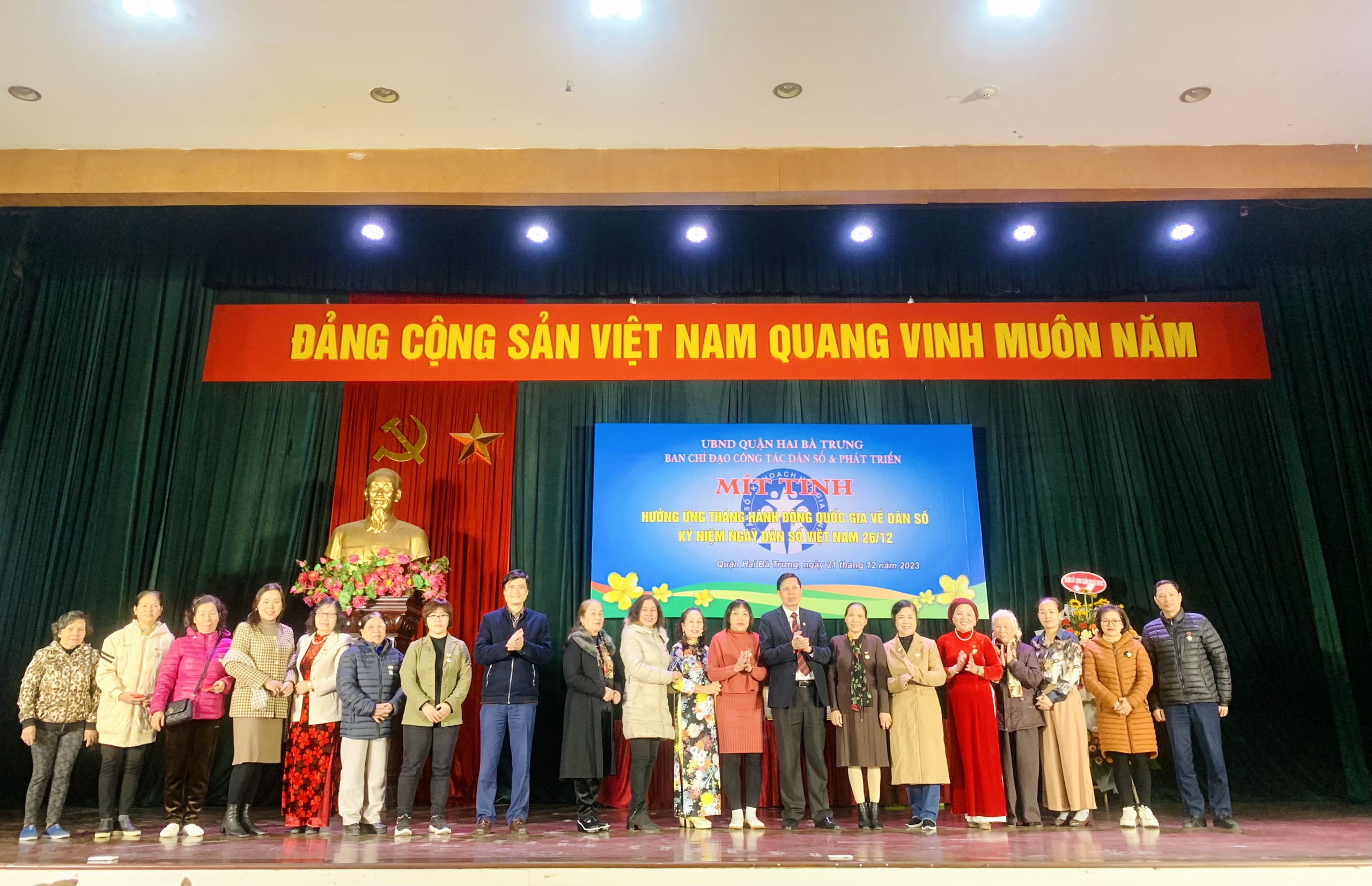 Trao kỷ niệm chương “Vì sự nghiệp Dân số” cho 47 cá nhân tiêu biểu - ảnh 4