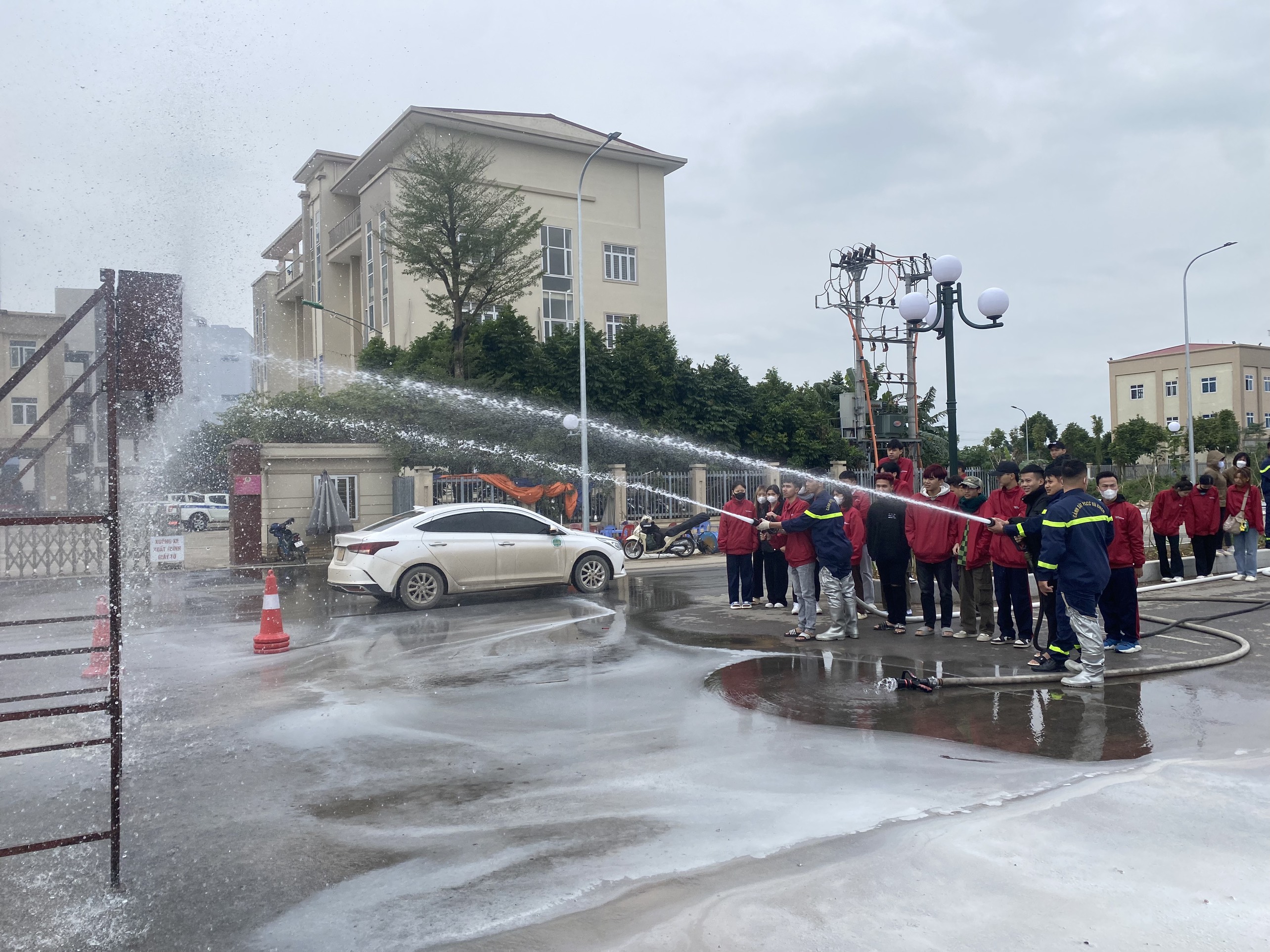 Huyện Thường Tín: Học sinh và người dân được trải nghiệm, thực hành chữa cháy và cứu nạn, cứu hộ - ảnh 7