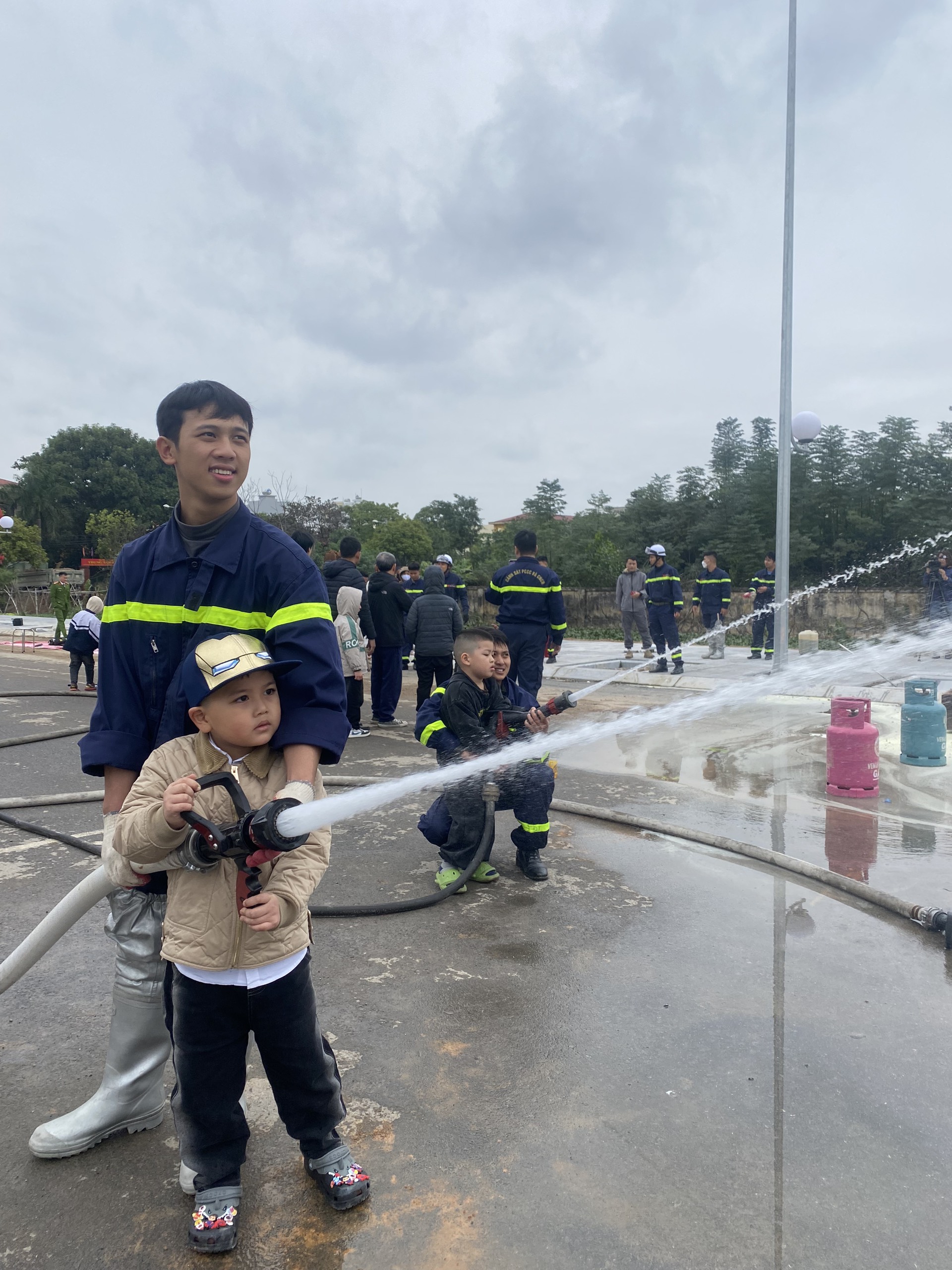 Huyện Thường Tín: Học sinh và người dân được trải nghiệm, thực hành chữa cháy và cứu nạn, cứu hộ - ảnh 5