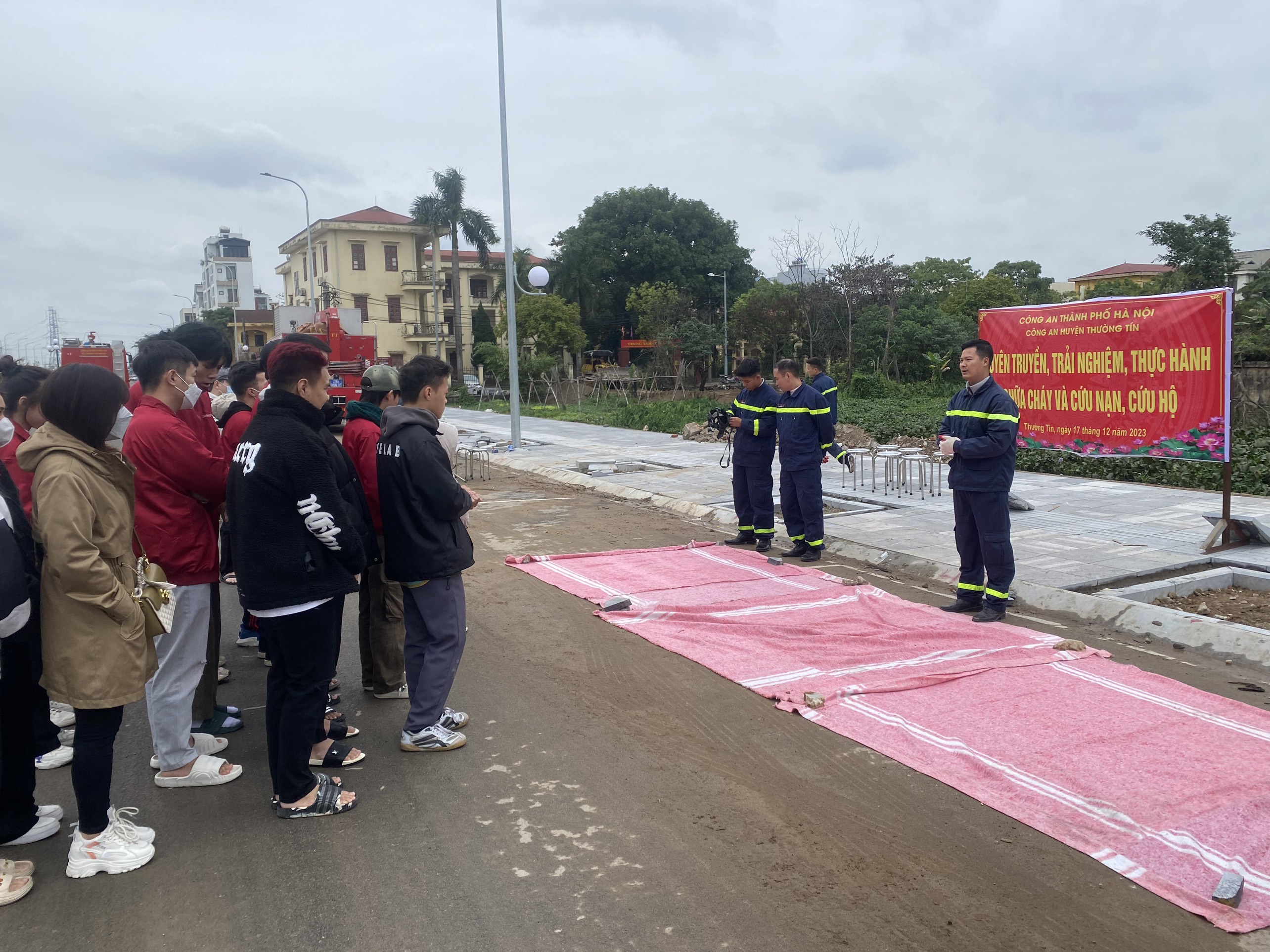 Huyện Thường Tín: Học sinh và người dân được trải nghiệm, thực hành chữa cháy và cứu nạn, cứu hộ - ảnh 3