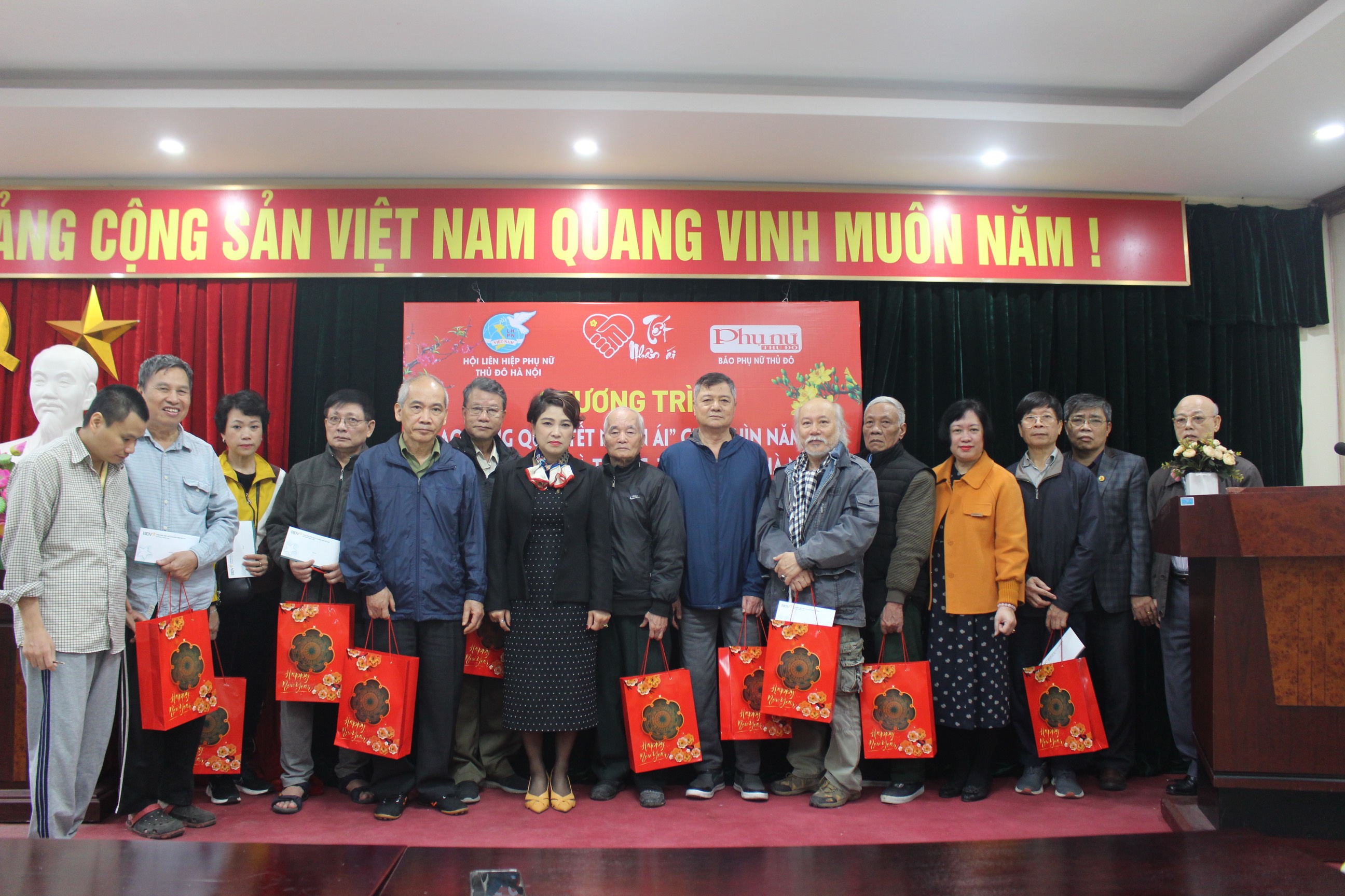 Tặng quà “Tết nhân ái” cho nạn nhân chất độc da cam quận Hai Bà Trưng - ảnh 5