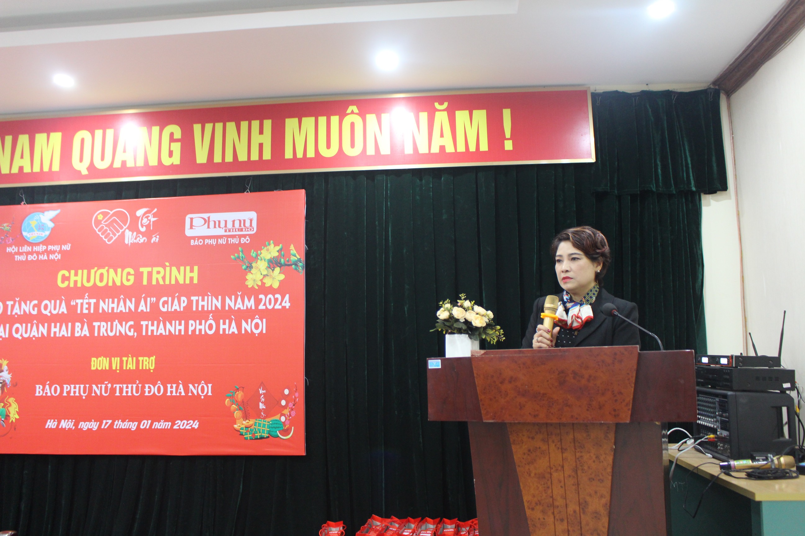 Tặng quà “Tết nhân ái” cho nạn nhân chất độc da cam quận Hai Bà Trưng - ảnh 1