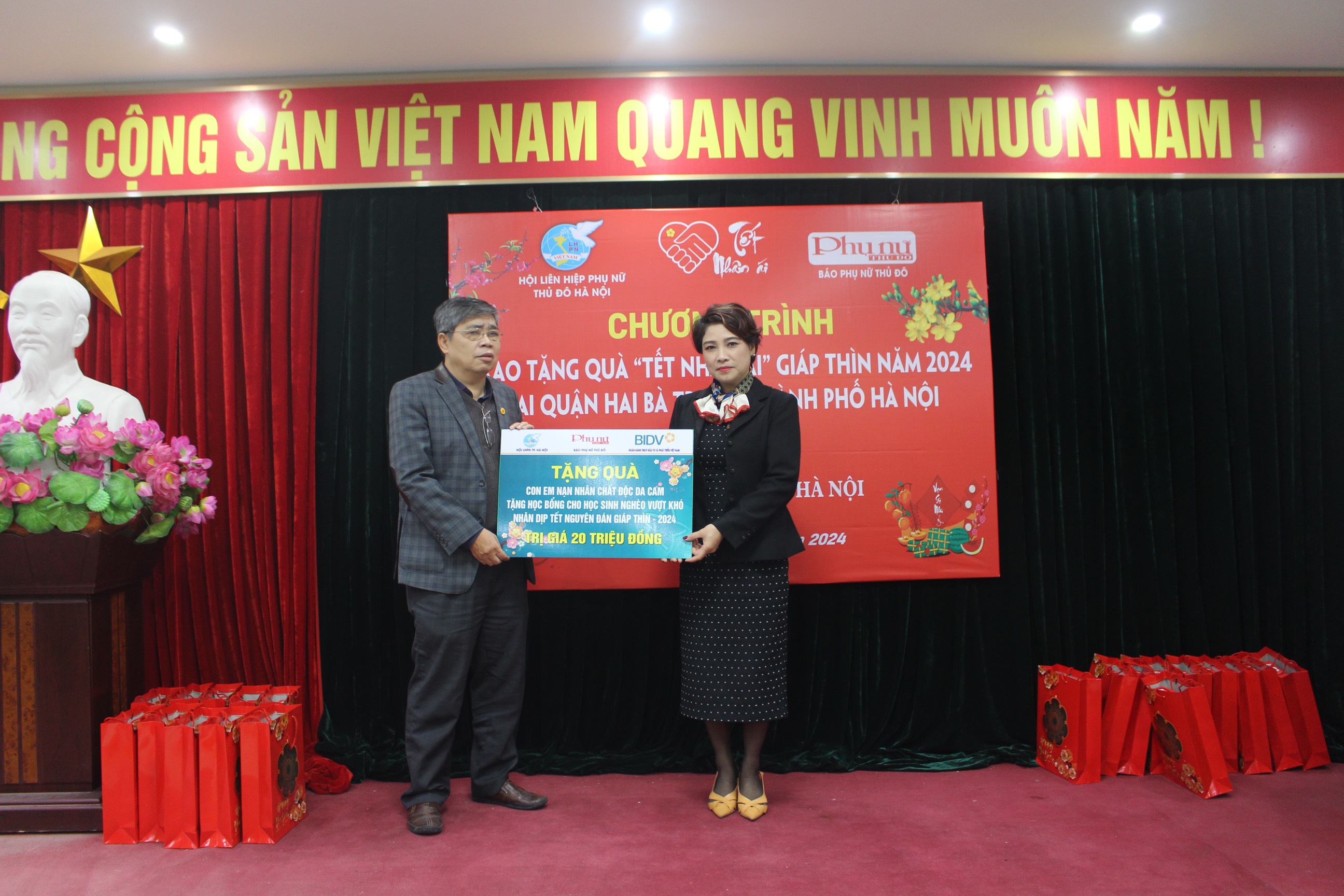 Tặng quà “Tết nhân ái” cho nạn nhân chất độc da cam quận Hai Bà Trưng - ảnh 2