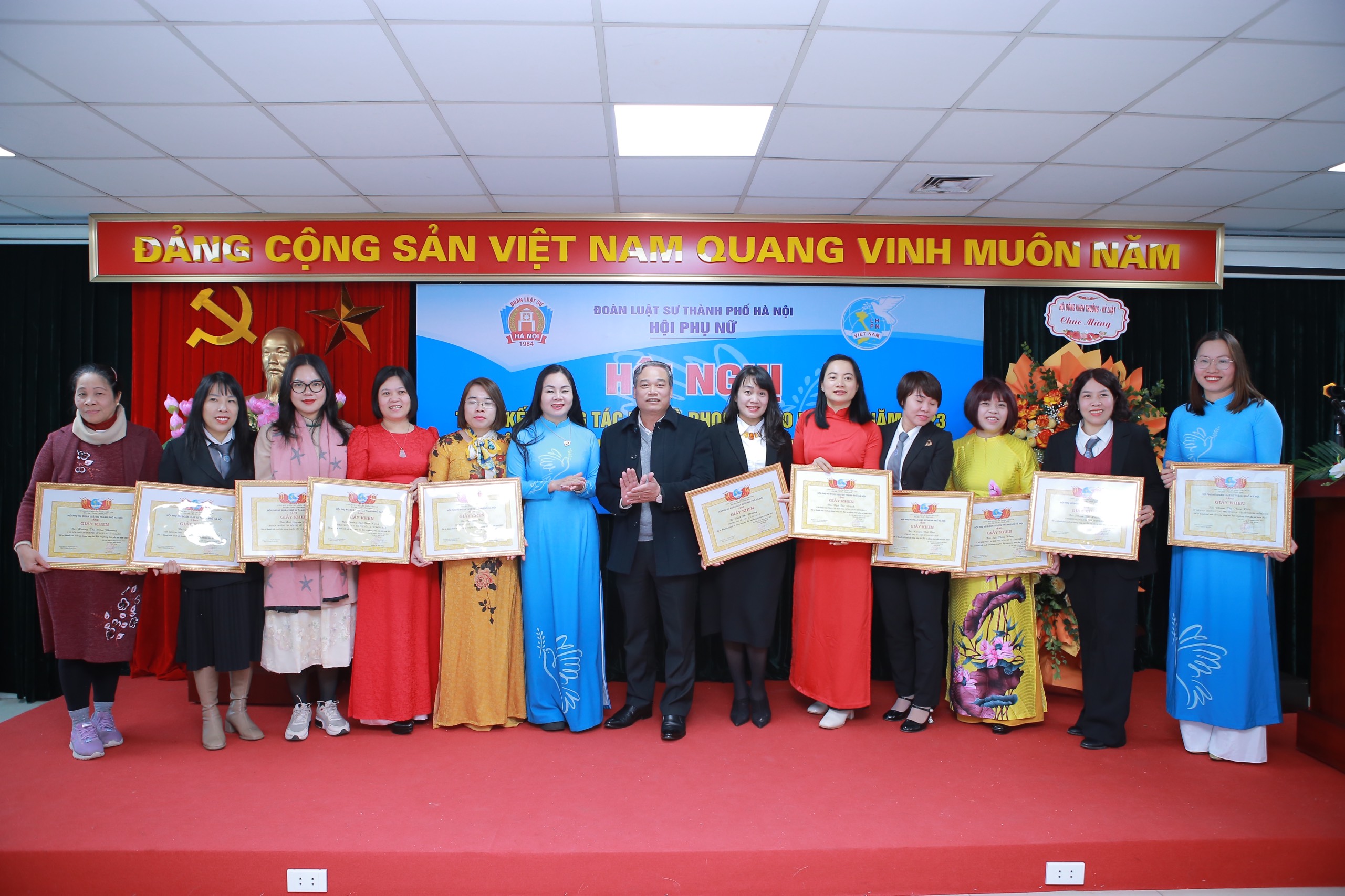 Khen thưởng các tập thể, cá nhân có thành tích xuất sắc trong phong trào Hội Phụ nữ - ảnh 6