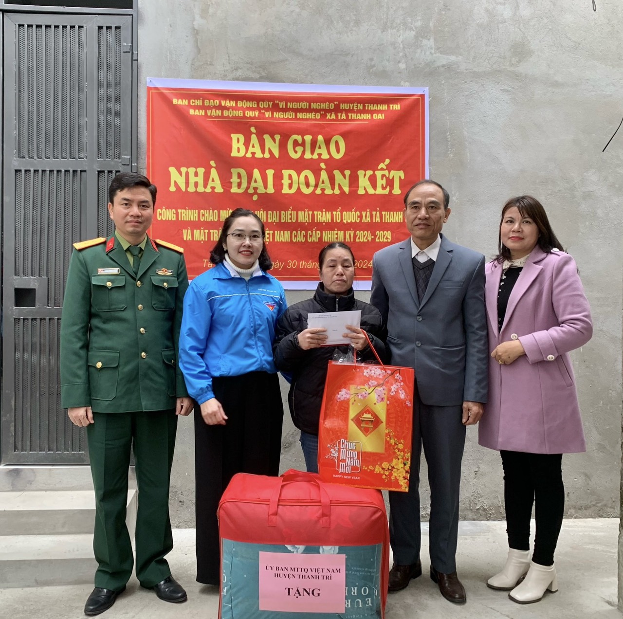 Huyện Thanh Trì: Bàn giao nhà Đại đoàn kết cho hộ cận nghèo nhân dịp Tết Nguyên đán năm 2024 - ảnh 1