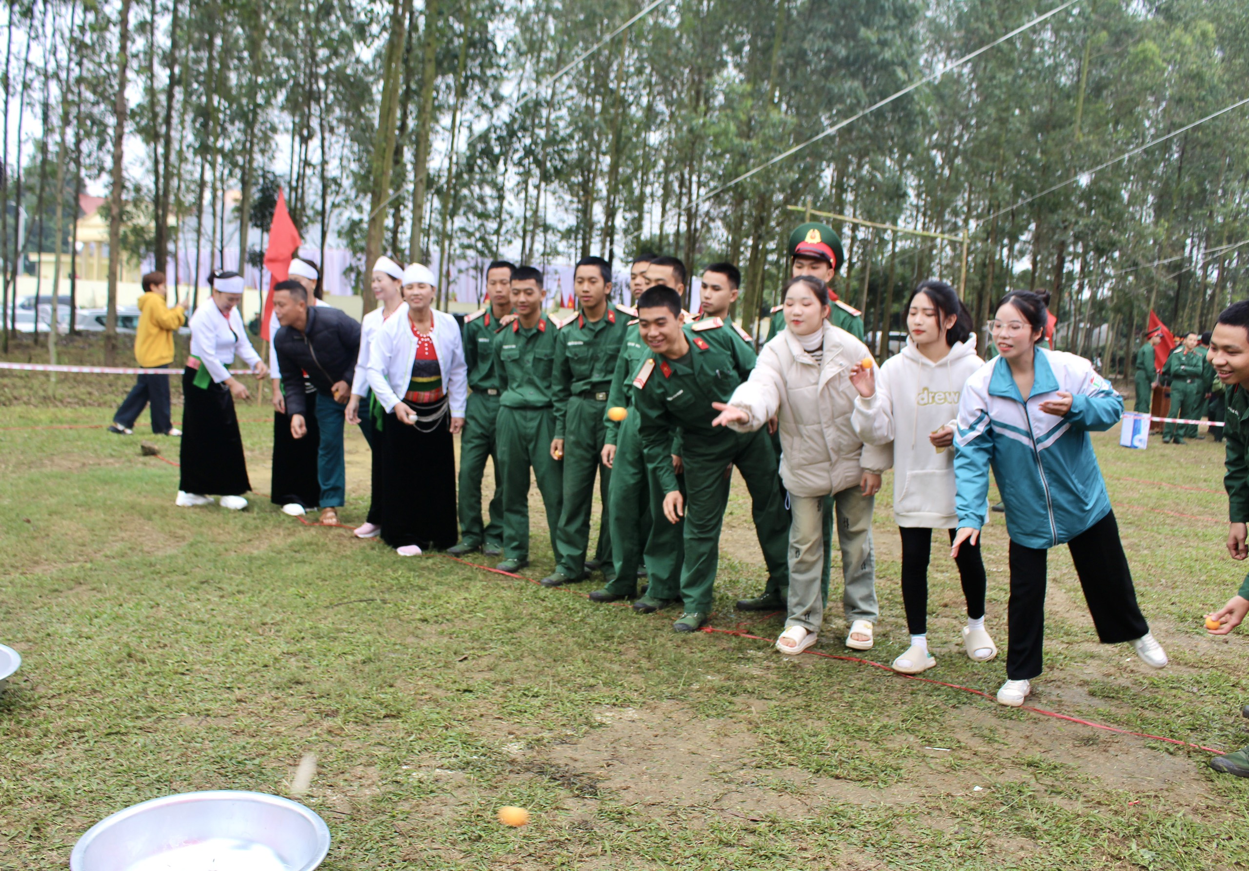 Tết ấm áp, thắm tình quân dân Hà Nội - ảnh 9