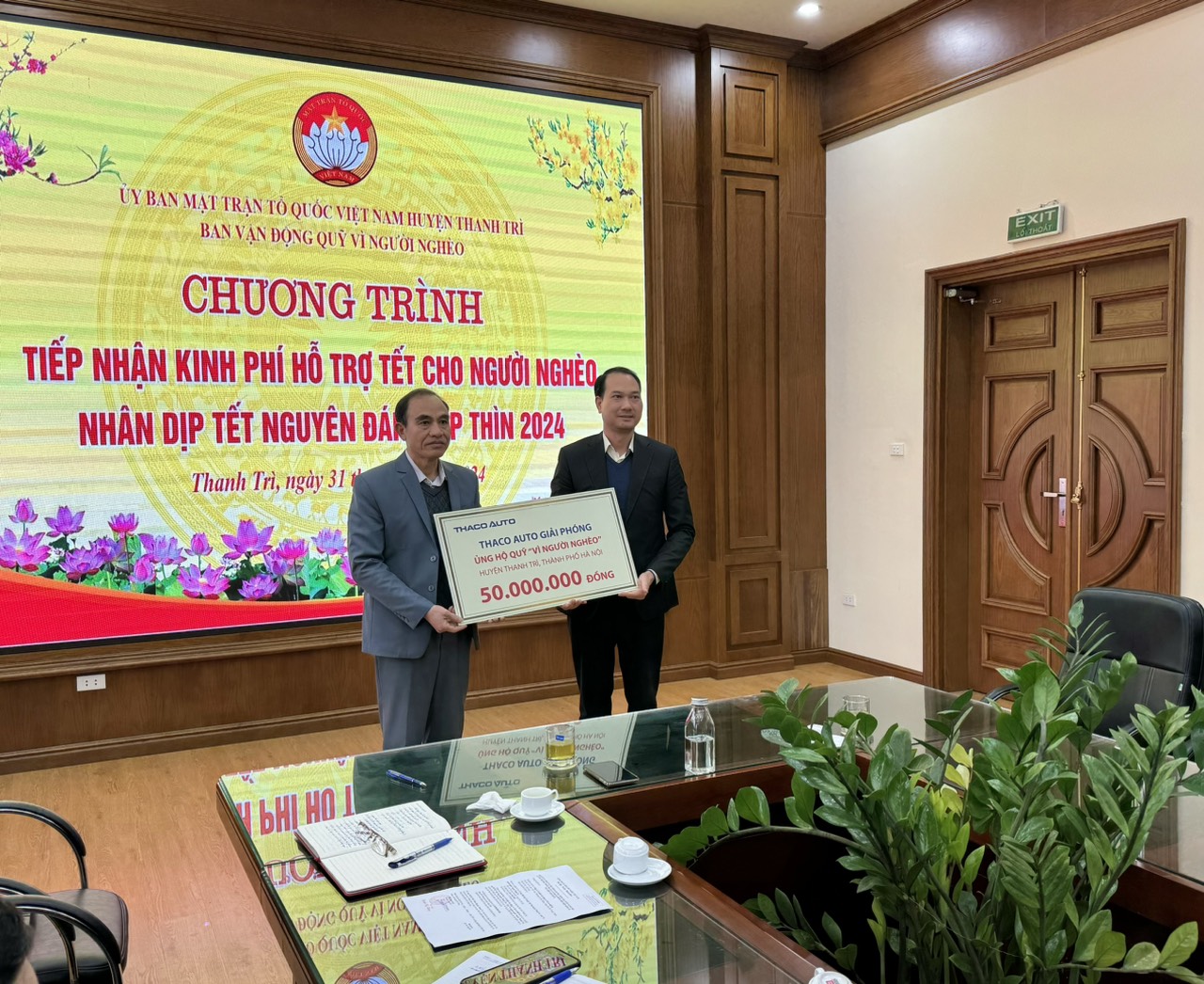 Huyện Thanh Trì: Tiếp nhận ủng hộ Quỹ “Vì người nghèo“ - ảnh 1