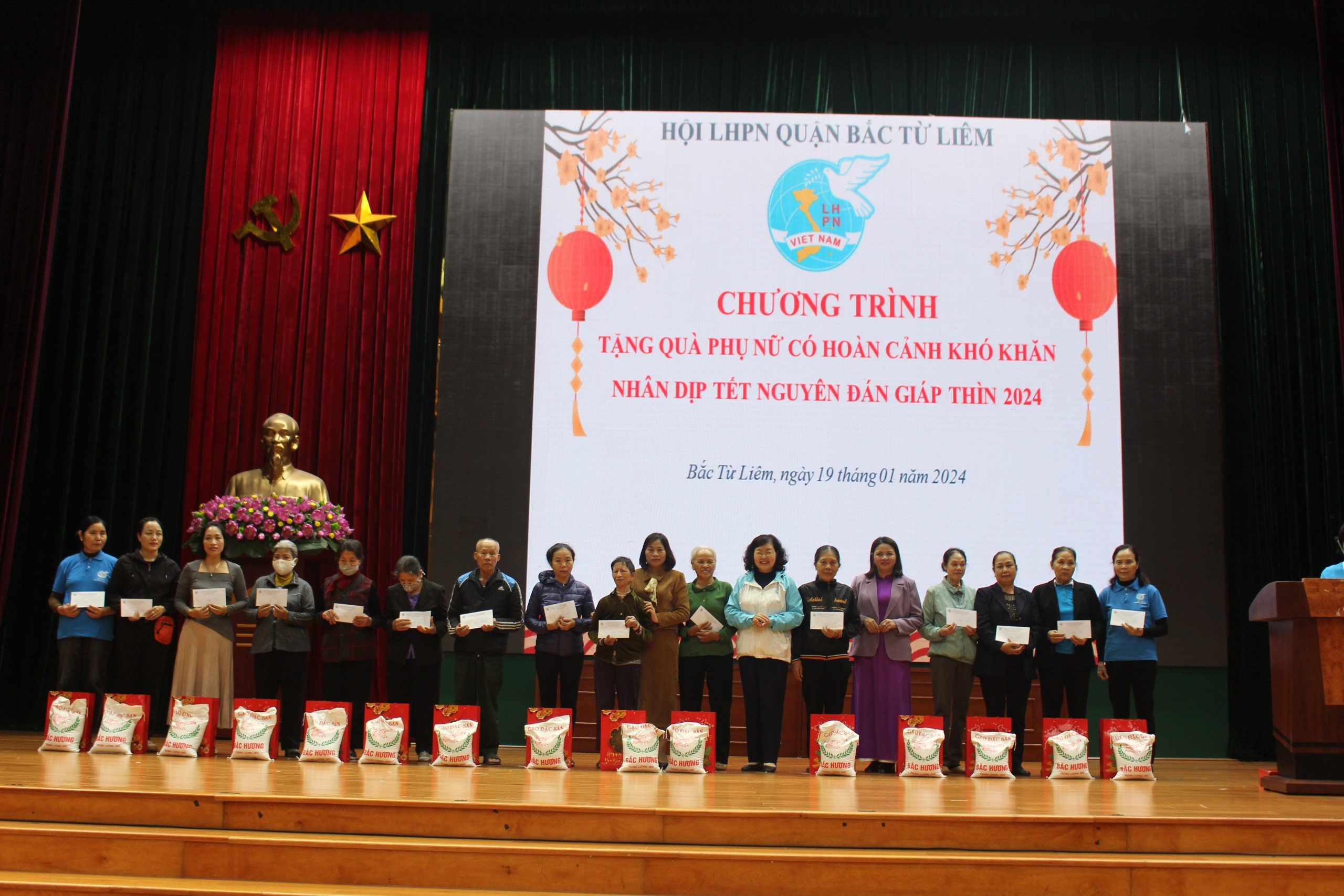 Tặng 877 suất quà cho phụ nữ, trẻ em nghèo dịp Tết Nguyên đán 2024 - ảnh 1
