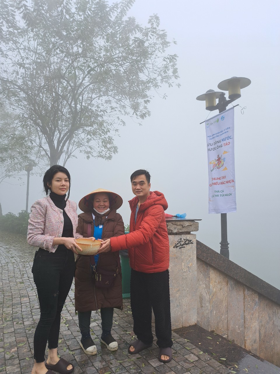 “Thả cá không thả túi nilon” - thông điệp nâng cao ý thức bảo vệ môi trường cho người dân - ảnh 1