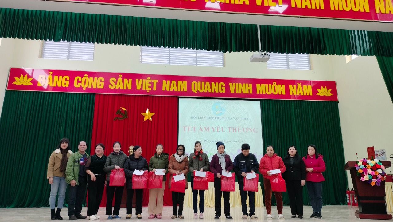 Hội LHPN huyện Thanh Trì: Thắm tình từ những phần quà Tết - ảnh 1