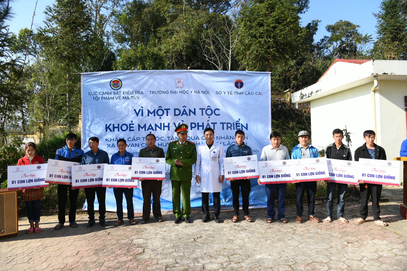 C04 phối hợp khám bệnh, tặng quà cho người dân xã vùng cao ở Lào Cai - ảnh 2