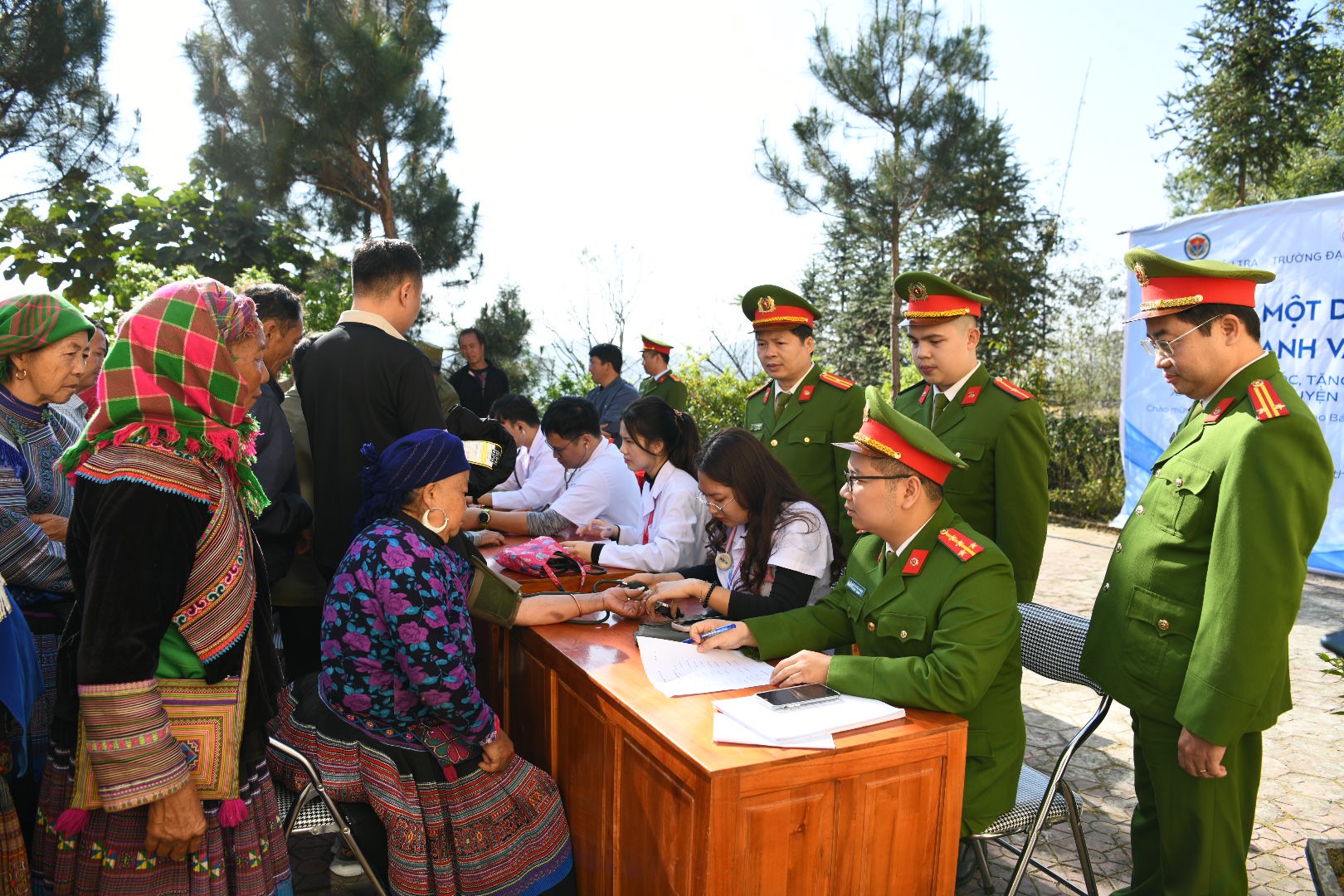 C04 phối hợp khám bệnh, tặng quà cho người dân xã vùng cao ở Lào Cai - ảnh 1