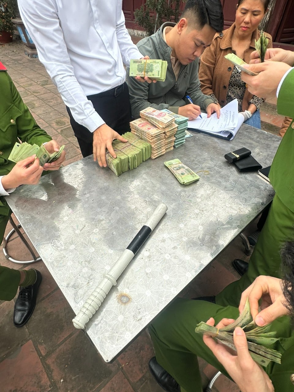 Trao trả số tiền 1,2 tỷ đồng cho chủ nhân bị đánh rơi - ảnh 1