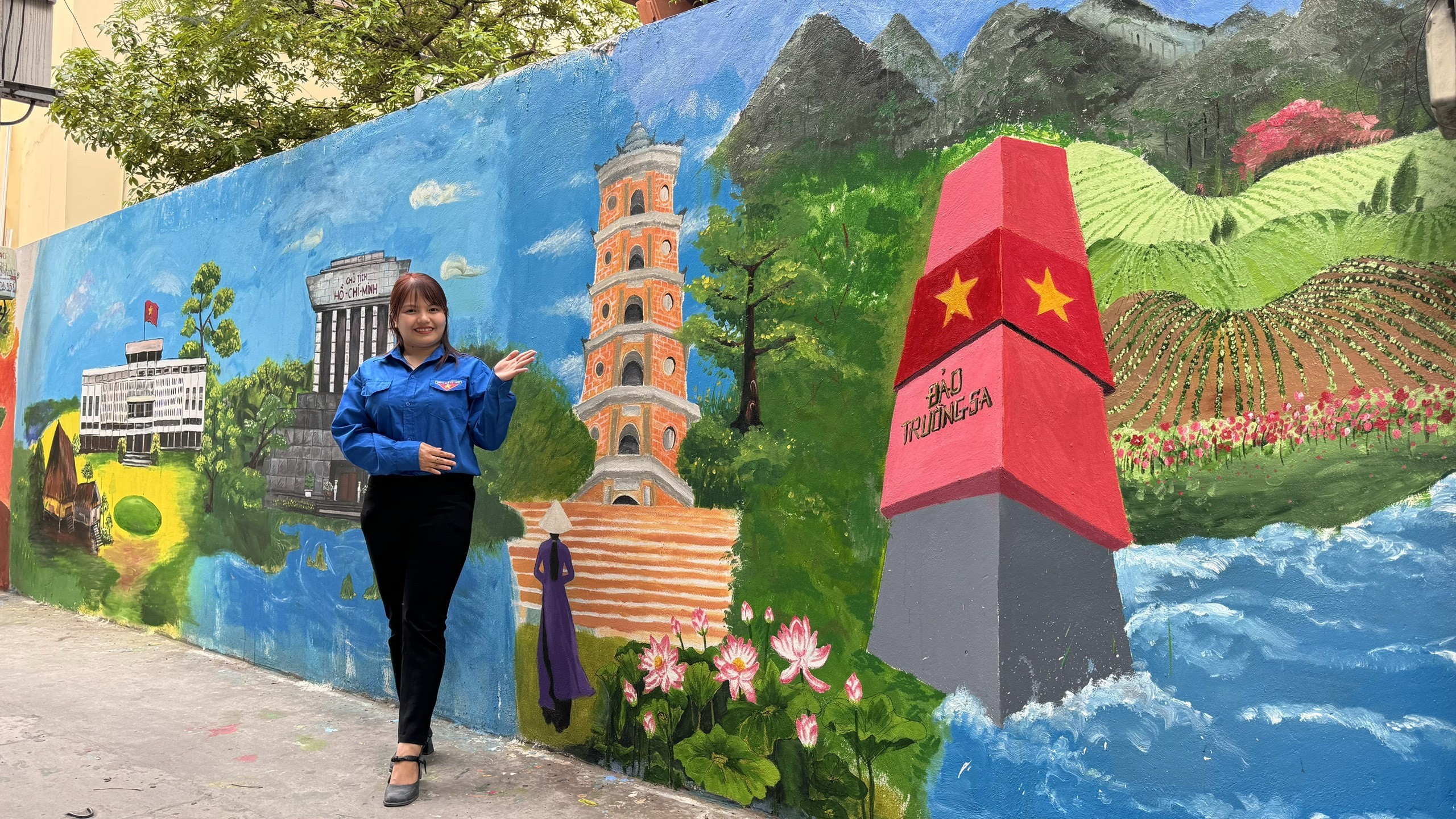 Hoàn thành tranh tường bích hoạ “Tự hào một dải non sông” - ảnh 2