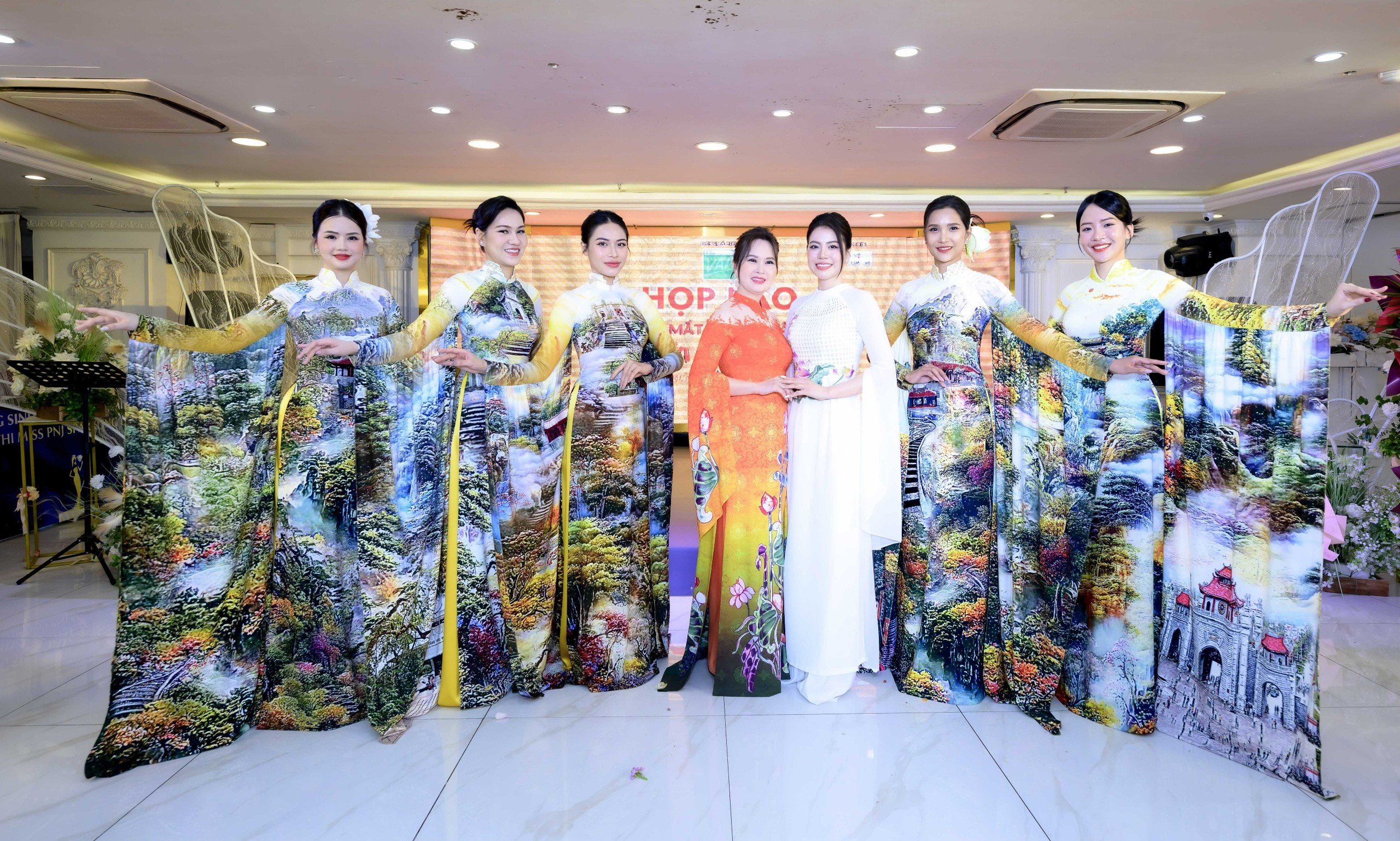 Áo dài “Về với cội nguồn” lấy cảm hứng từ Lễ hội Đền Hùng - ảnh 3