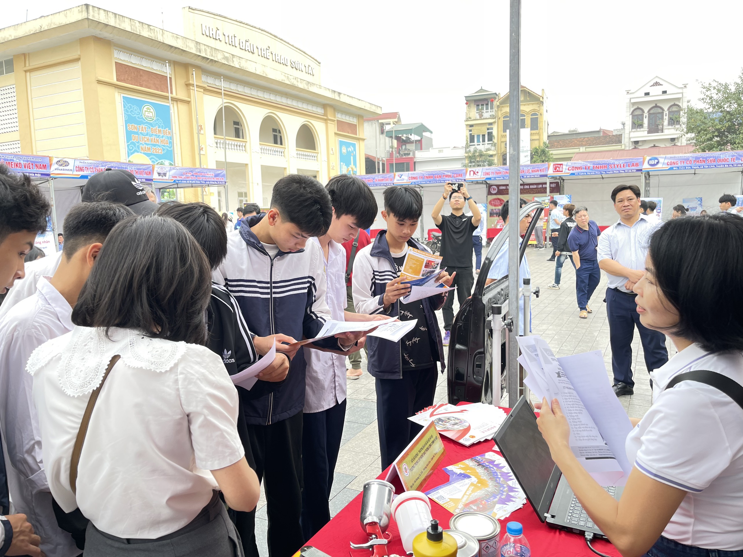 Gần 2.300 chỉ tiêu tuyển dụng tại phiên giao dịch việc làm thị xã Sơn Tây - ảnh 4