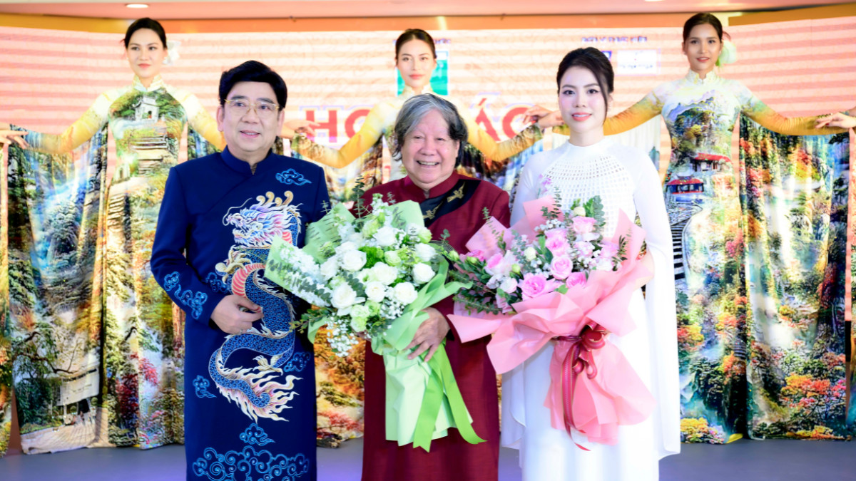 Áo dài “Về với cội nguồn” lấy cảm hứng từ Lễ hội Đền Hùng - ảnh 1