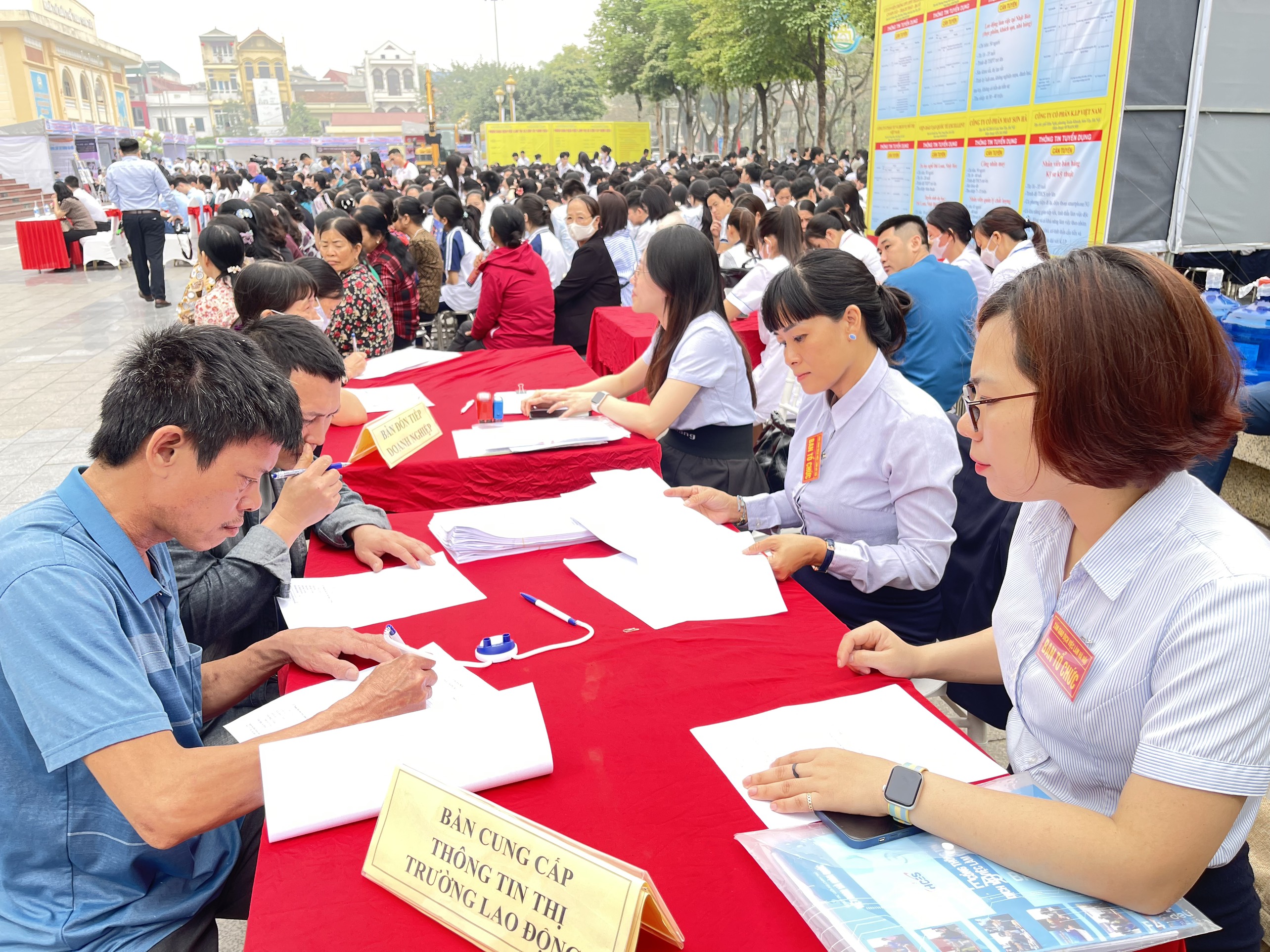 Gần 2.300 chỉ tiêu tuyển dụng tại phiên giao dịch việc làm thị xã Sơn Tây - ảnh 2