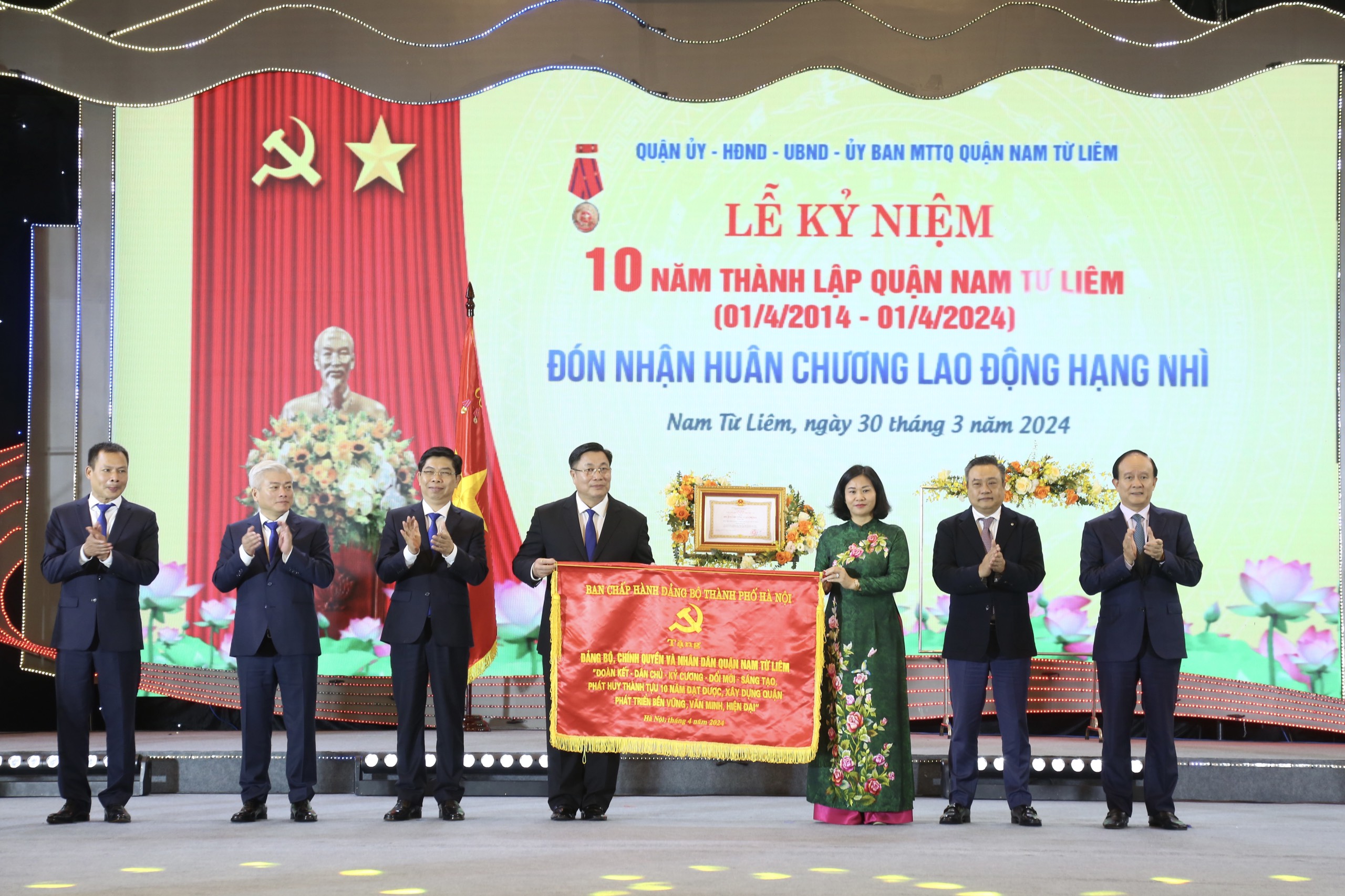 Nỗ lực phát huy thành tựu 10 năm đạt được, xây dựng quận phát triển bền vững, văn minh - ảnh 4