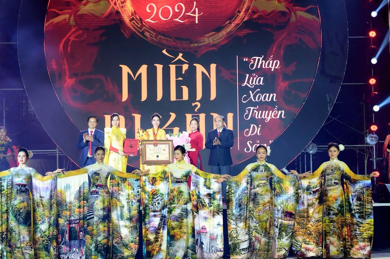 Bộ sưu tập áo dài đầu tiên về phong cảnh đền Hùng được xác lập kỷ lục Việt Nam - ảnh 1