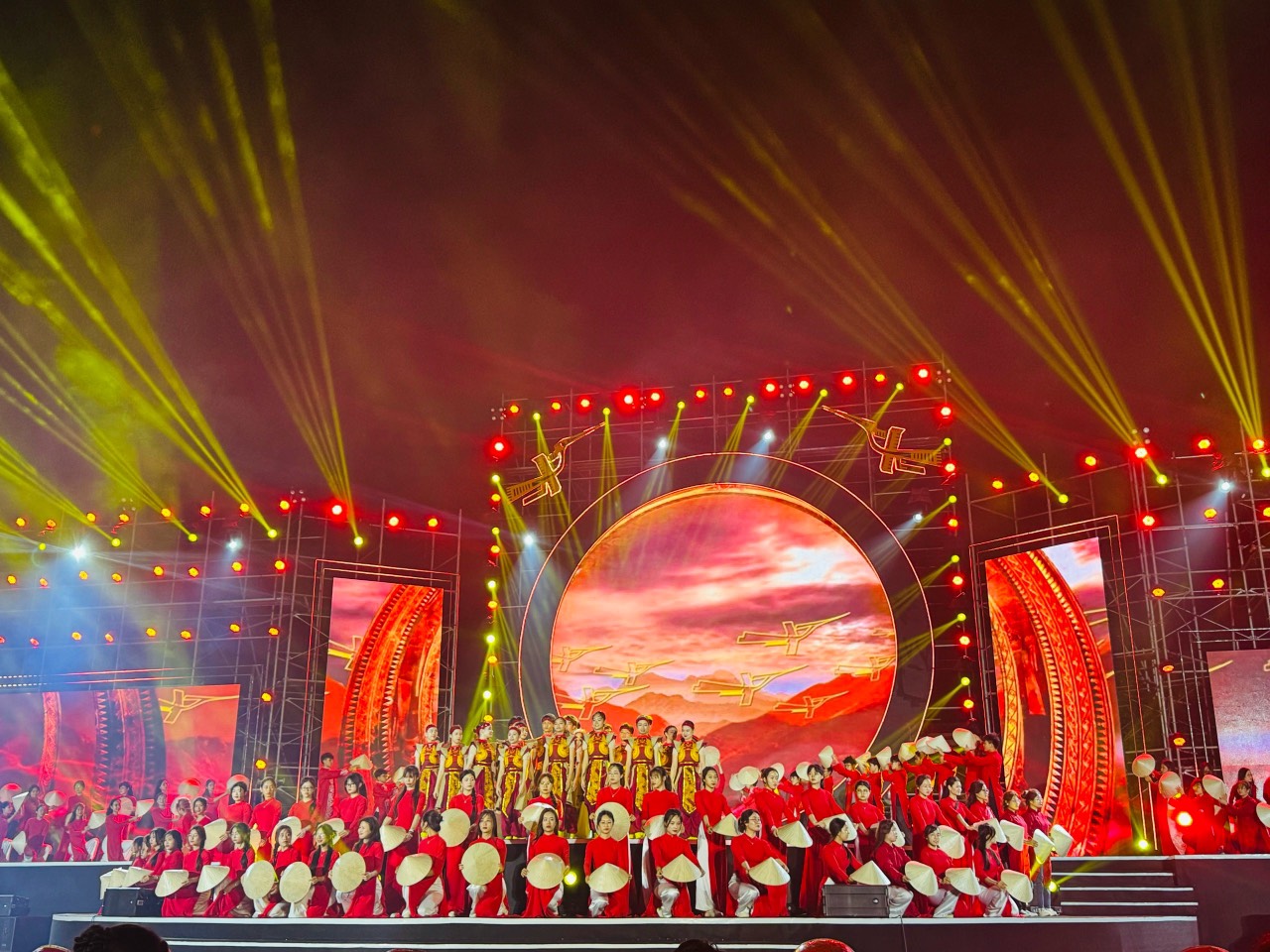 Bộ sưu tập áo dài đầu tiên về phong cảnh đền Hùng được xác lập kỷ lục Việt Nam - ảnh 4