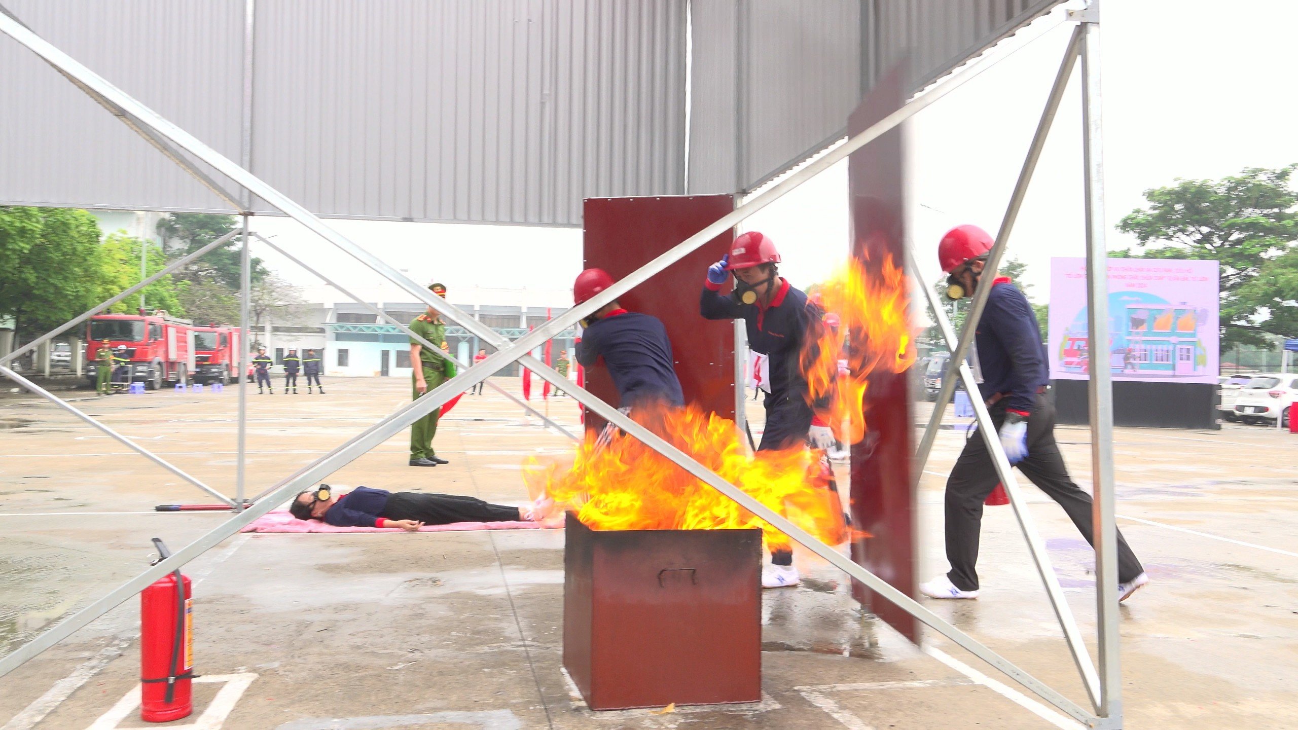 Sôi nổi hội thi nghiệp vụ chữa cháy và cứu nạn cứu hộ quận Bắc Từ Liêm - ảnh 2