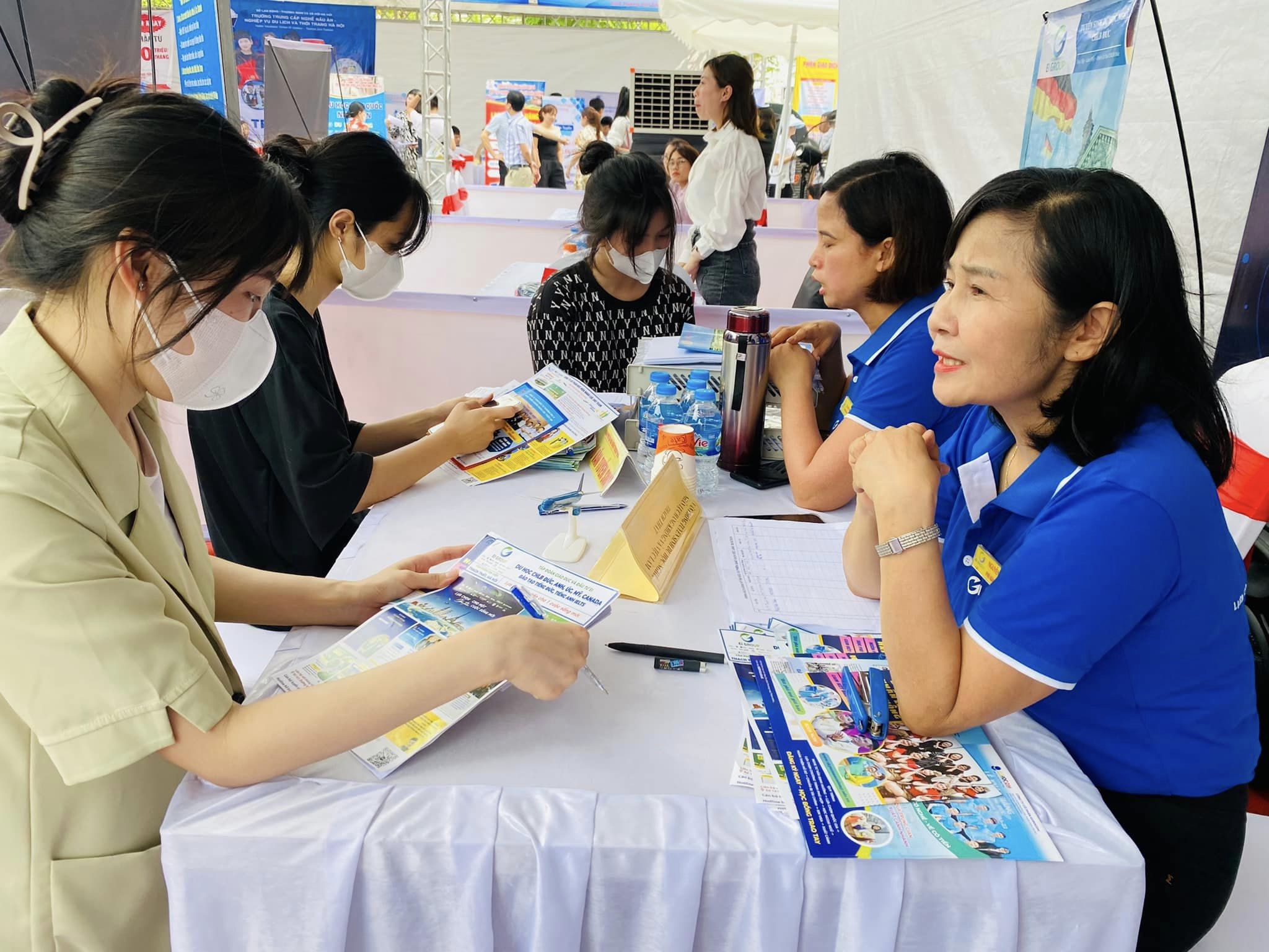 2.350 chỉ tiêu tuyển dụng, tuyển sinh tại Phiên giao dịch việc làm huyện Thạch Thất - ảnh 2
