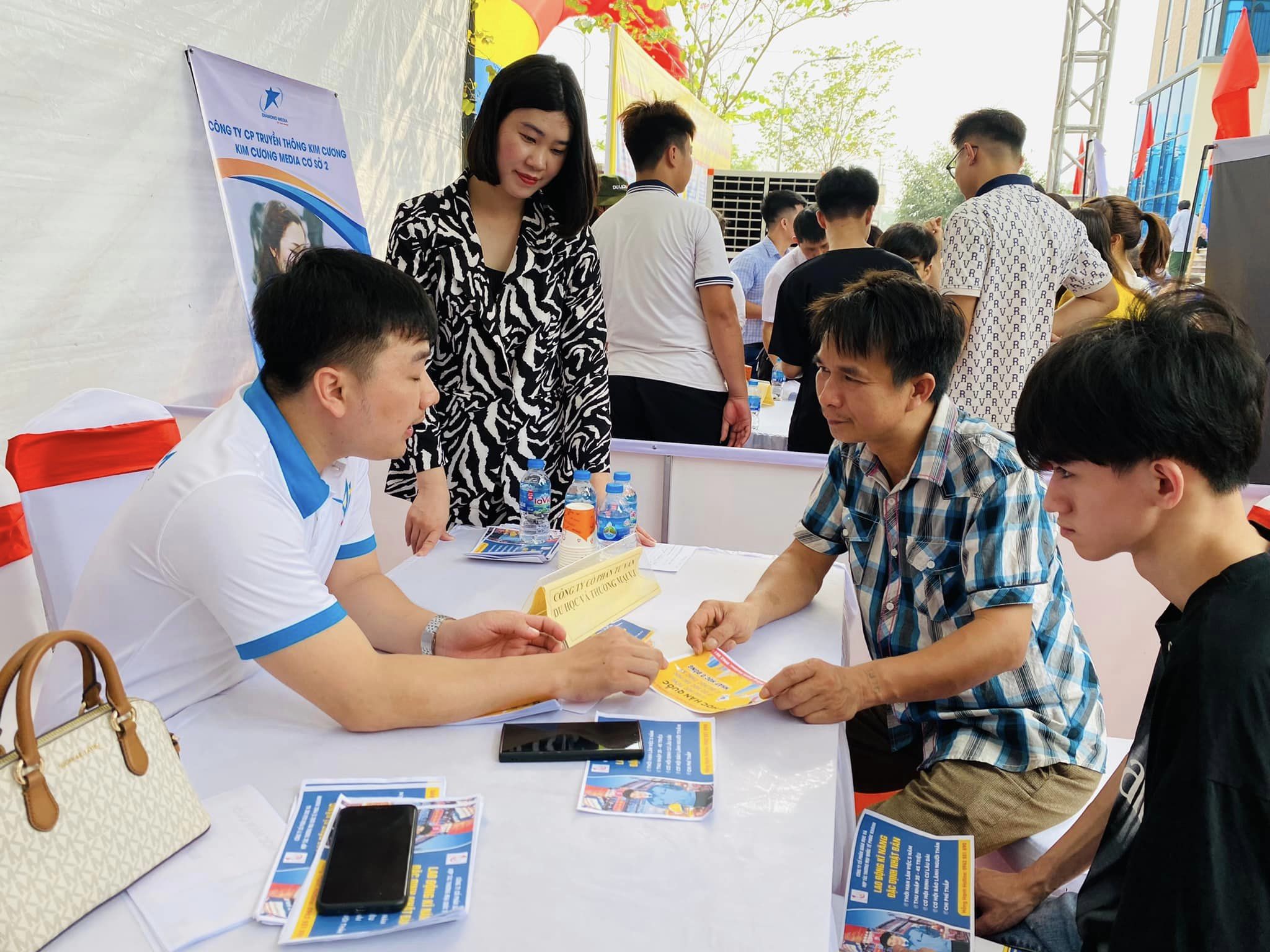2.350 chỉ tiêu tuyển dụng, tuyển sinh tại Phiên giao dịch việc làm huyện Thạch Thất - ảnh 3