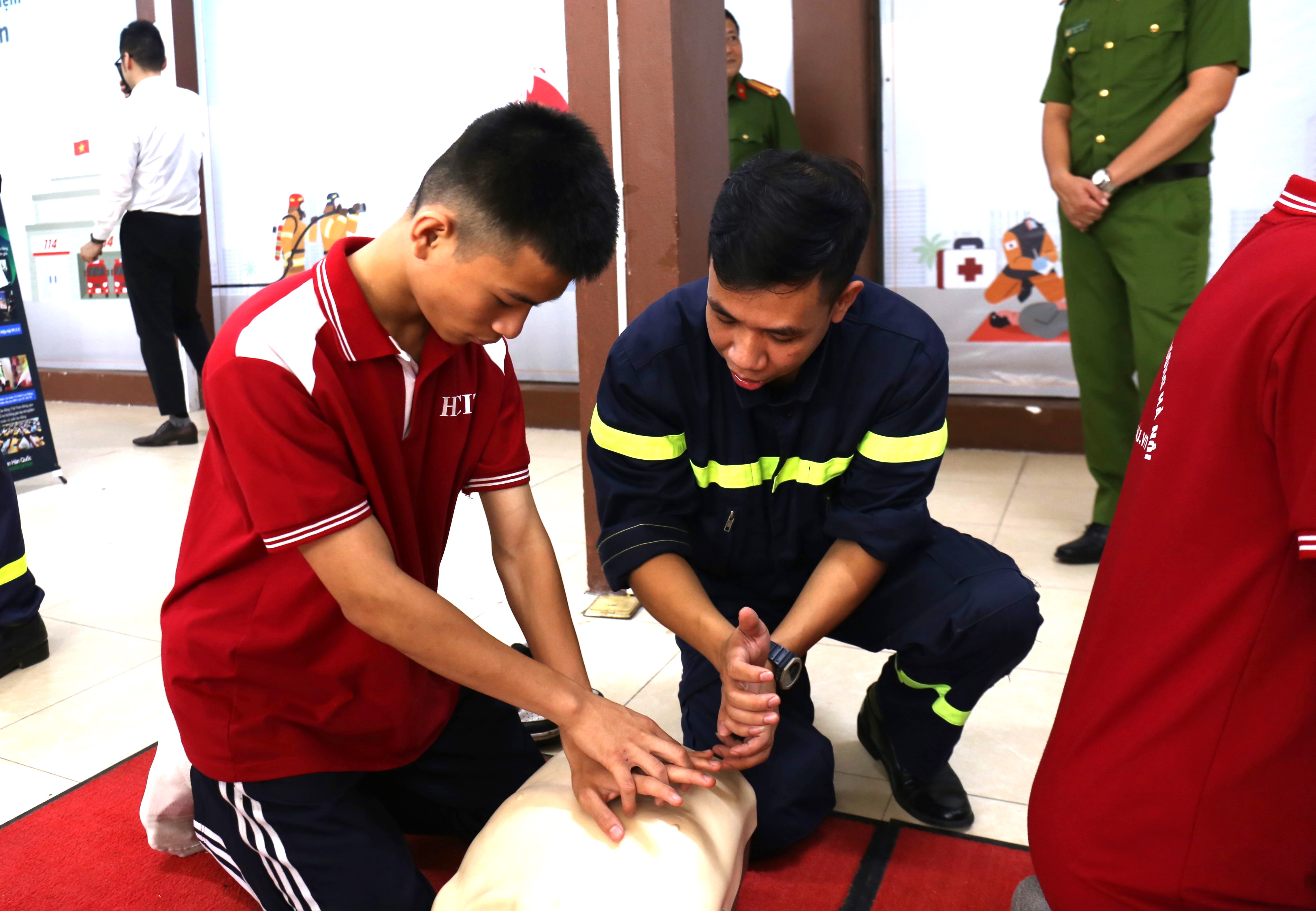 Công an thành phố Hà Nội chính thức ra mắt Trung tâm giáo dục cộng đồng về PCCC&CNCH đầu tiên trên cả nước - ảnh 4