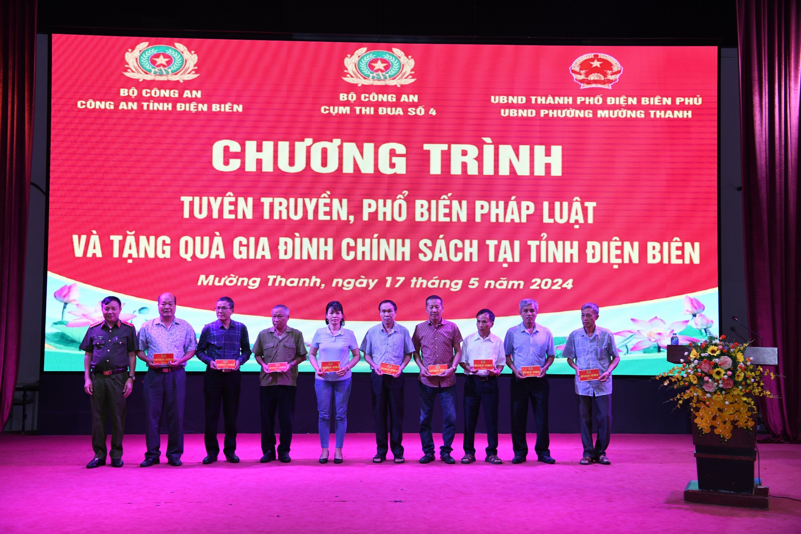 Cụm thi đua số 4 – Bộ Công an: Tuyên truyền pháp luật và tặng quà gia đình chính sách tại Điện Biên - ảnh 3