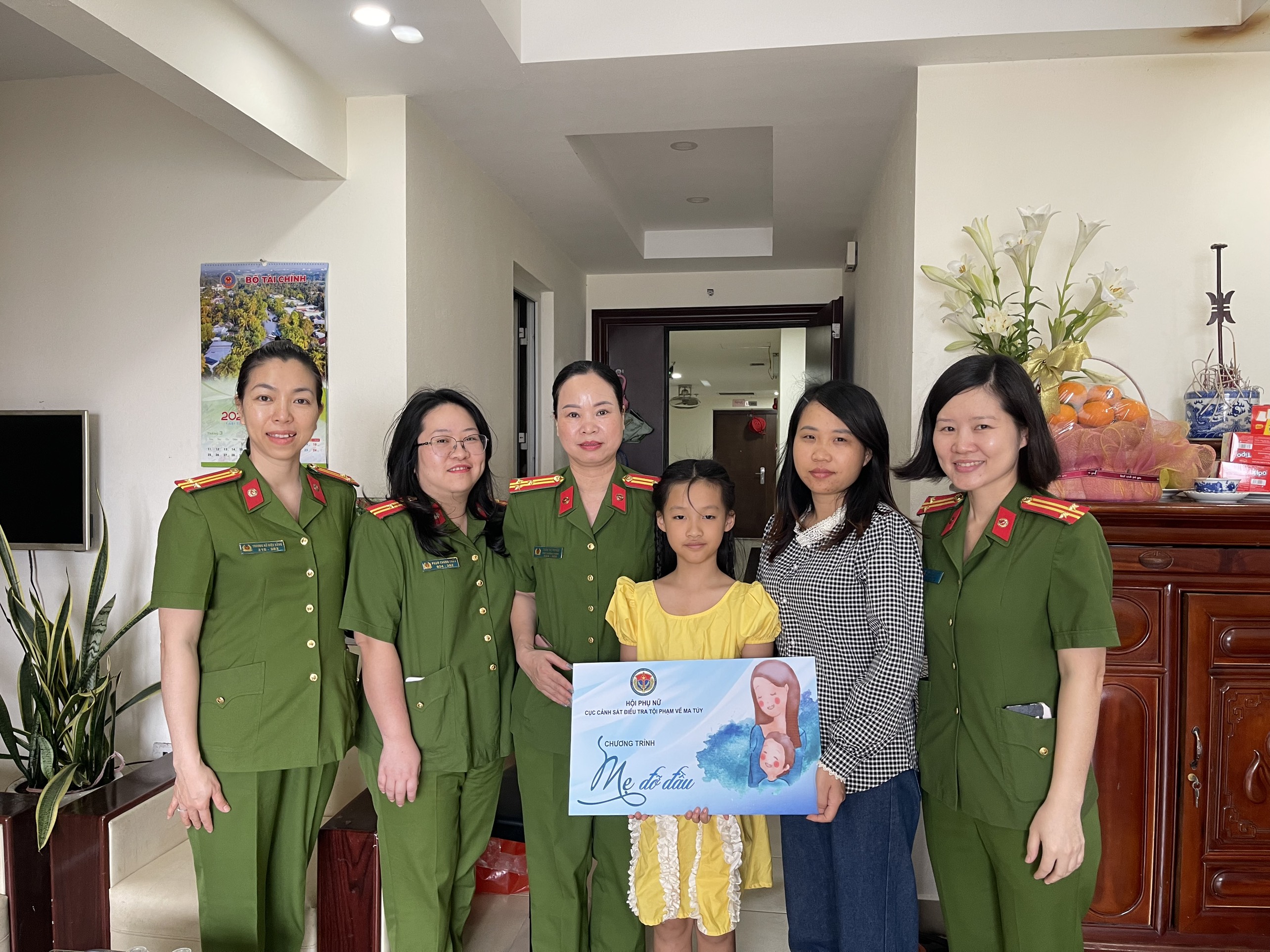 Hội Phụ nữ Cục Cảnh sát điều tội phạm về ma túy trao quà chương trình “Mẹ đỡ đầu” - ảnh 1