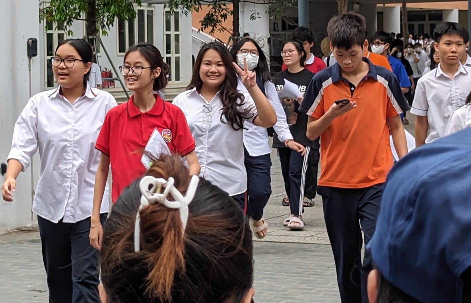 Đề tiếng Anh thi lớp 10 Hà Nội năm 2024: Học sinh đánh giá đề vừa sức - ảnh 1