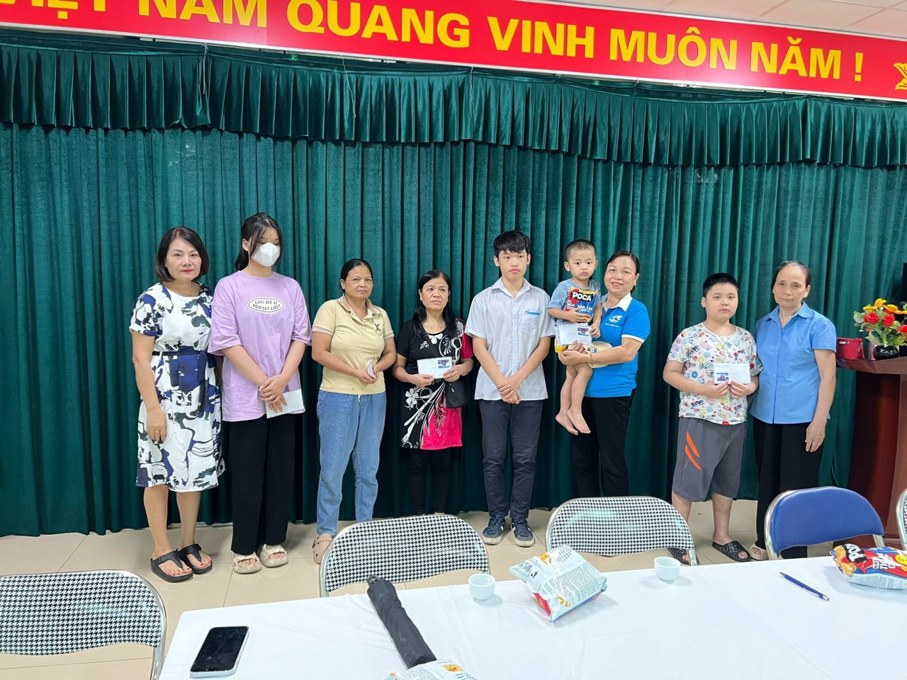 Quận Thanh Xuân: Nhận đỡ đầu và kết nối đỡ đầu 47 trẻ em mồ côi có hoàn cảnh khó khăn - ảnh 1