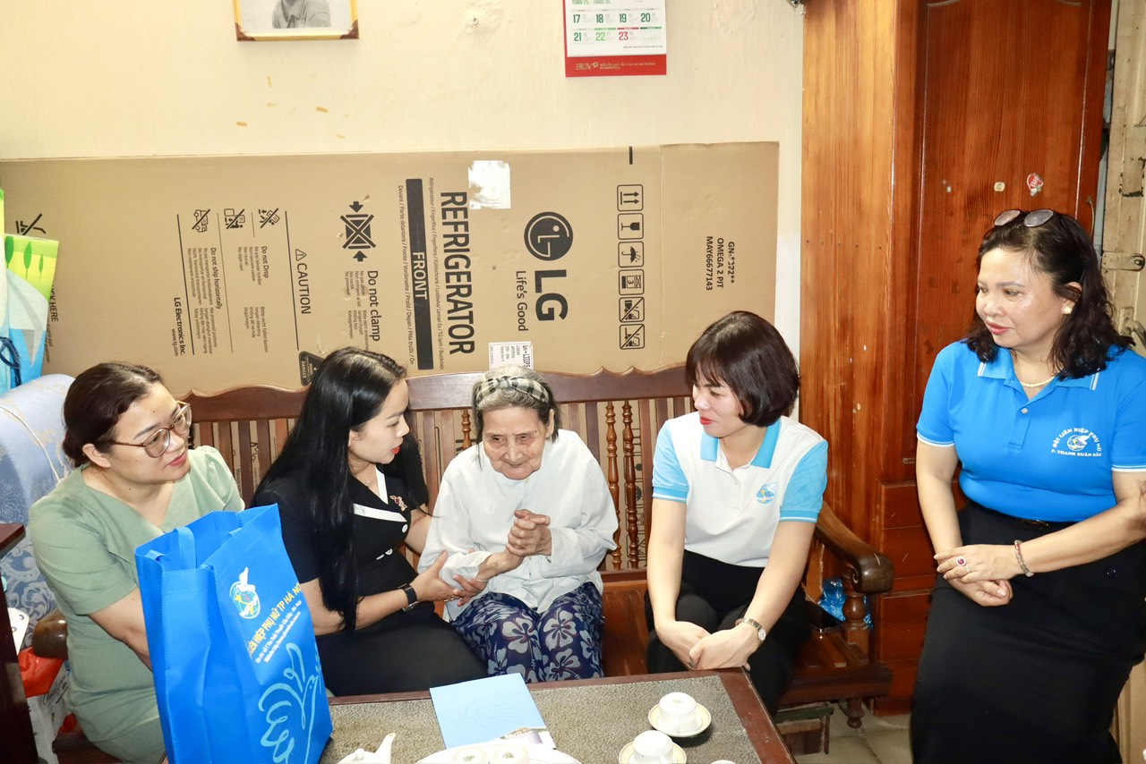 Hội LHPN TP Hà Nội thăm, tặng quà tri ân thương bệnh binh và mẹ, vợ liệt sĩ - ảnh 1