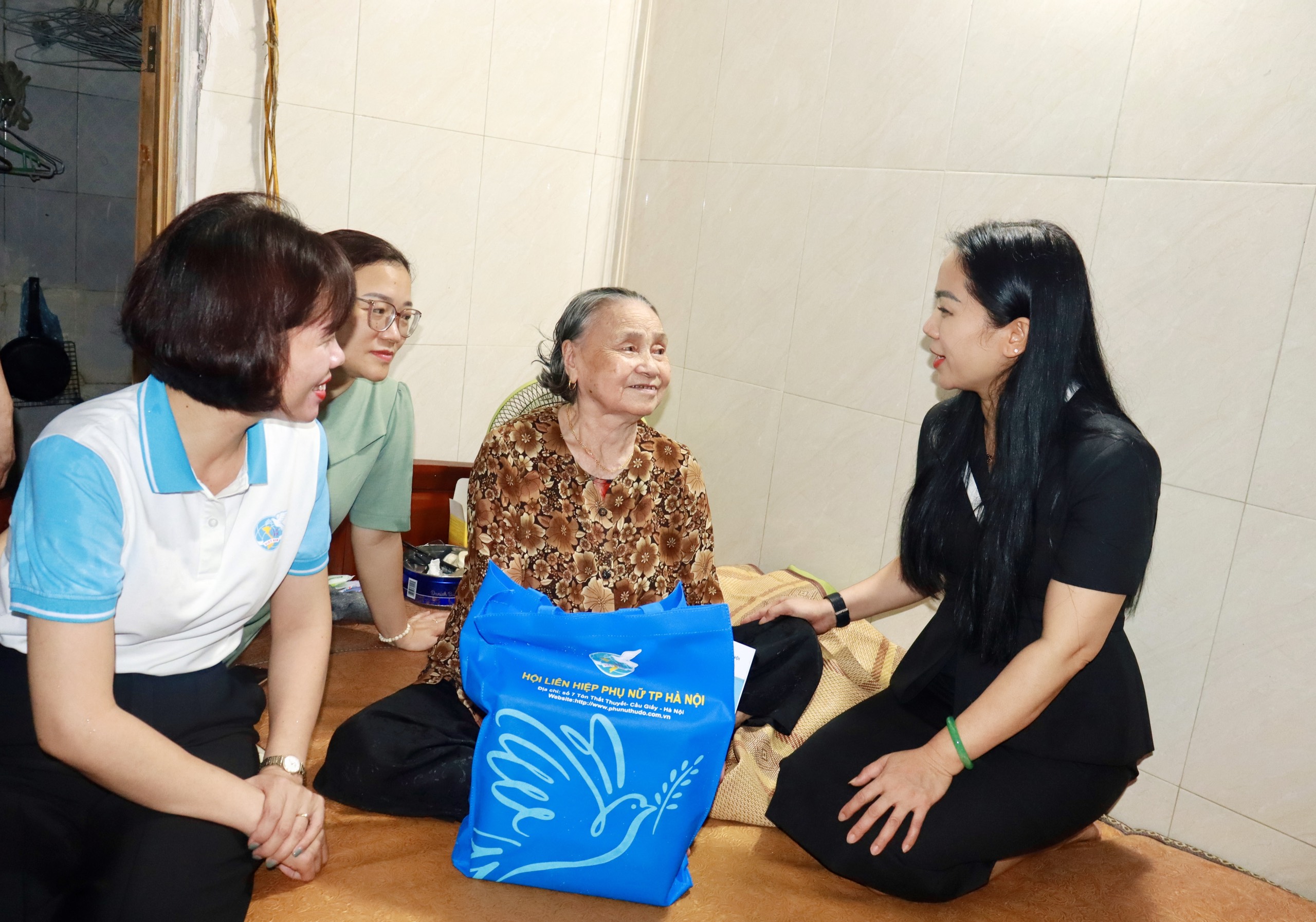 Hội LHPN TP Hà Nội thăm, tặng quà tri ân thương bệnh binh và mẹ, vợ liệt sĩ - ảnh 4