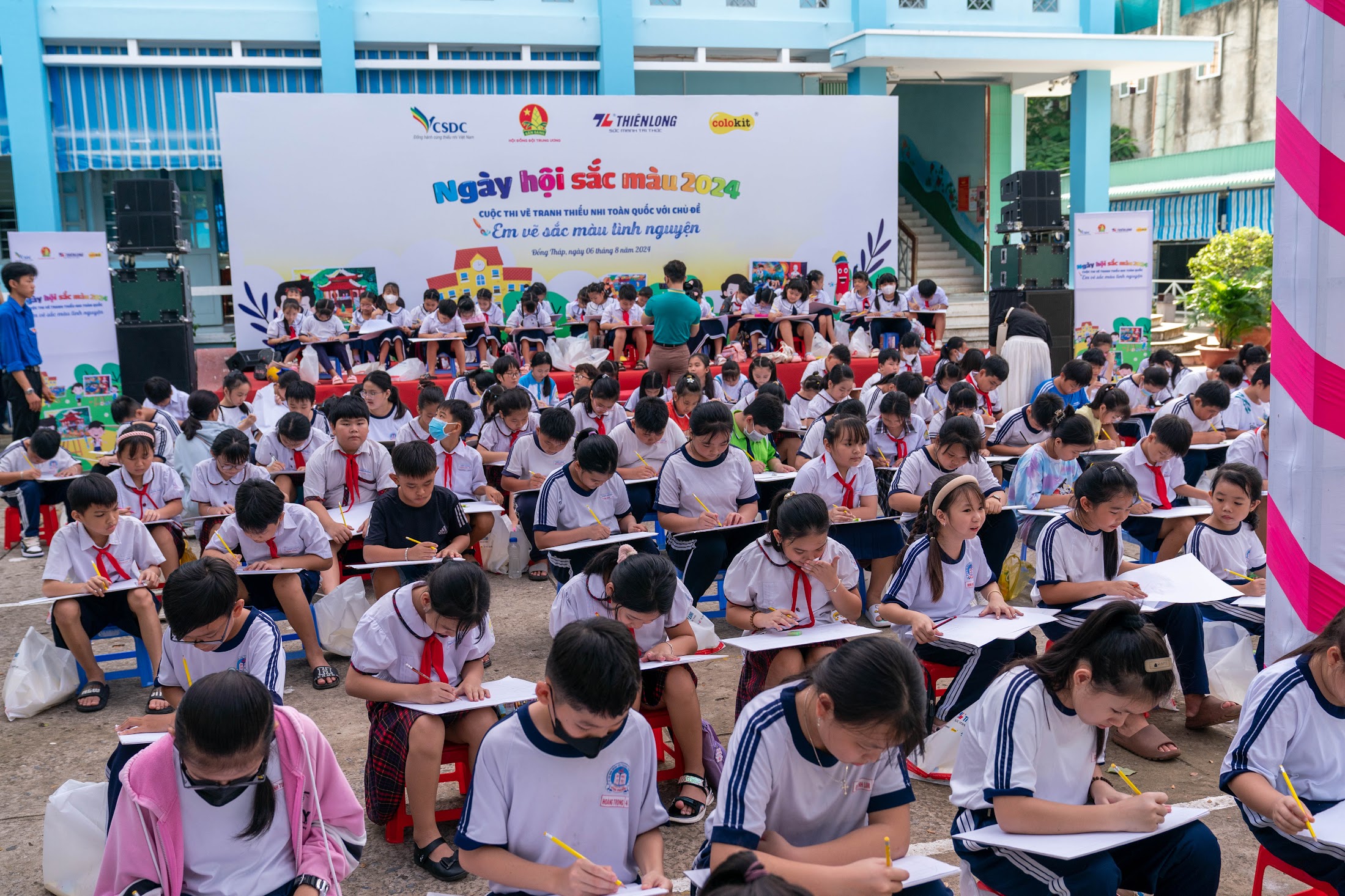 500 học sinh tham gia vẽ sắc màu tình nguyện - ảnh 2