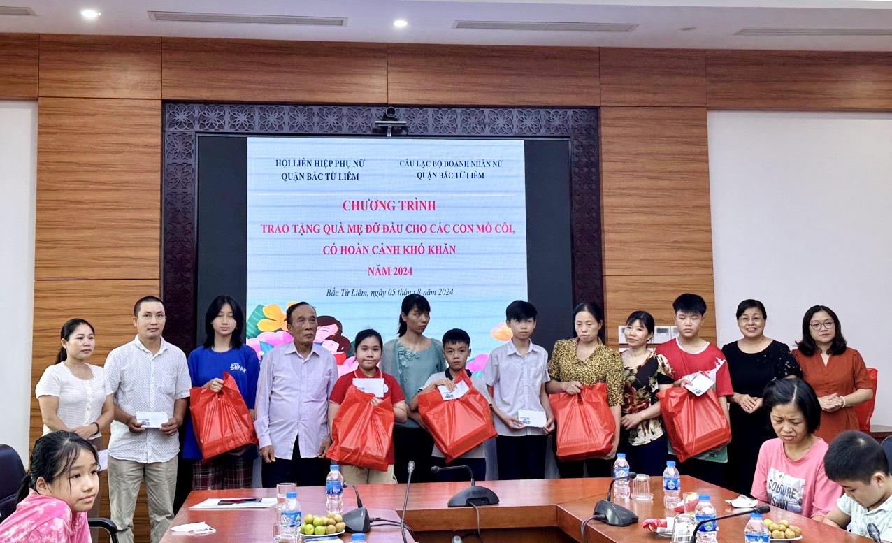 Trao kinh phí đỡ đầu cho 14 trẻ em mồ côi, trẻ em có hoàn cảnh khó khăn - ảnh 1