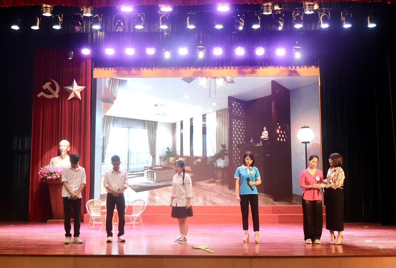Sân khấu hoá truyền thông pháp luật về phòng ngừa, ứng phó với bạo lực, xâm hại phụ nữ và trẻ em - ảnh 16