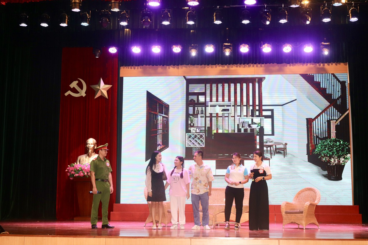 Sân khấu hoá truyền thông pháp luật về phòng ngừa, ứng phó với bạo lực, xâm hại phụ nữ và trẻ em - ảnh 13