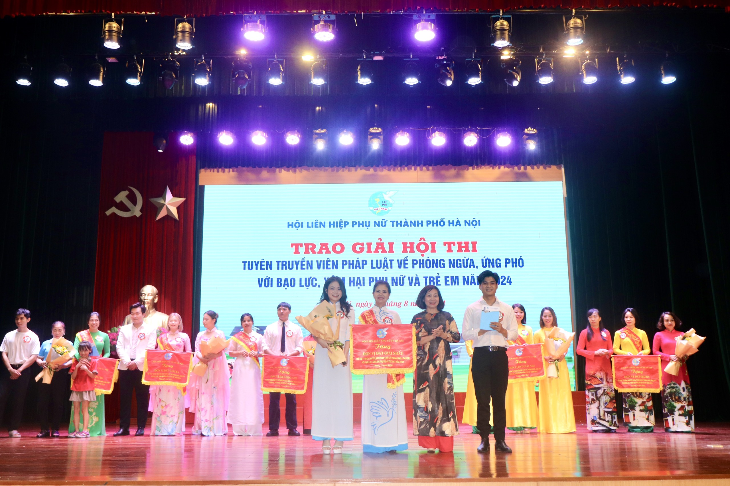Sân khấu hoá truyền thông pháp luật về phòng ngừa, ứng phó với bạo lực, xâm hại phụ nữ và trẻ em - ảnh 10