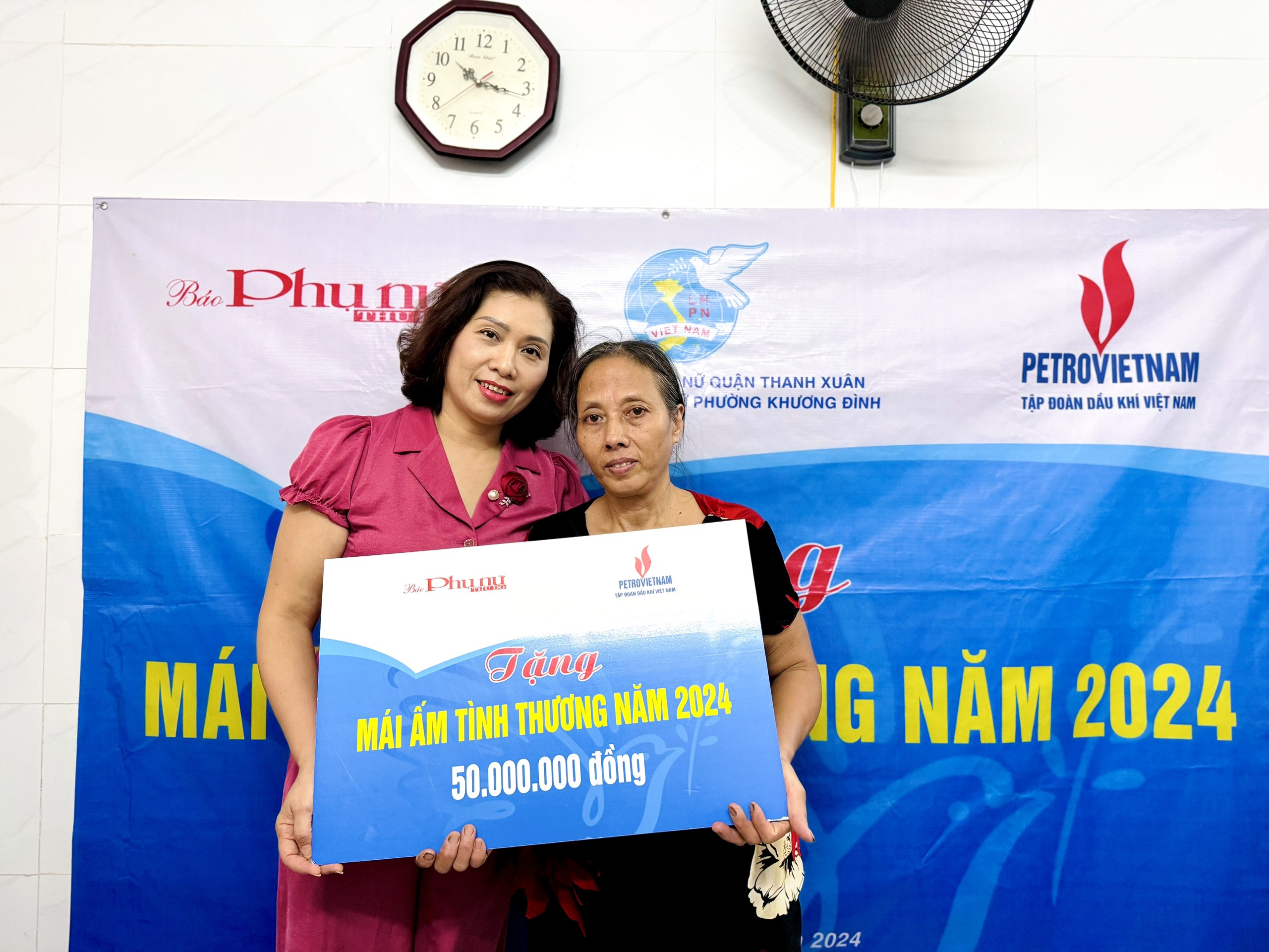 Báo Phụ nữ Thủ đô bàn giao mái ấm tình thương cho gia đình phụ nữ khó khăn tại Thanh Xuân - ảnh 1