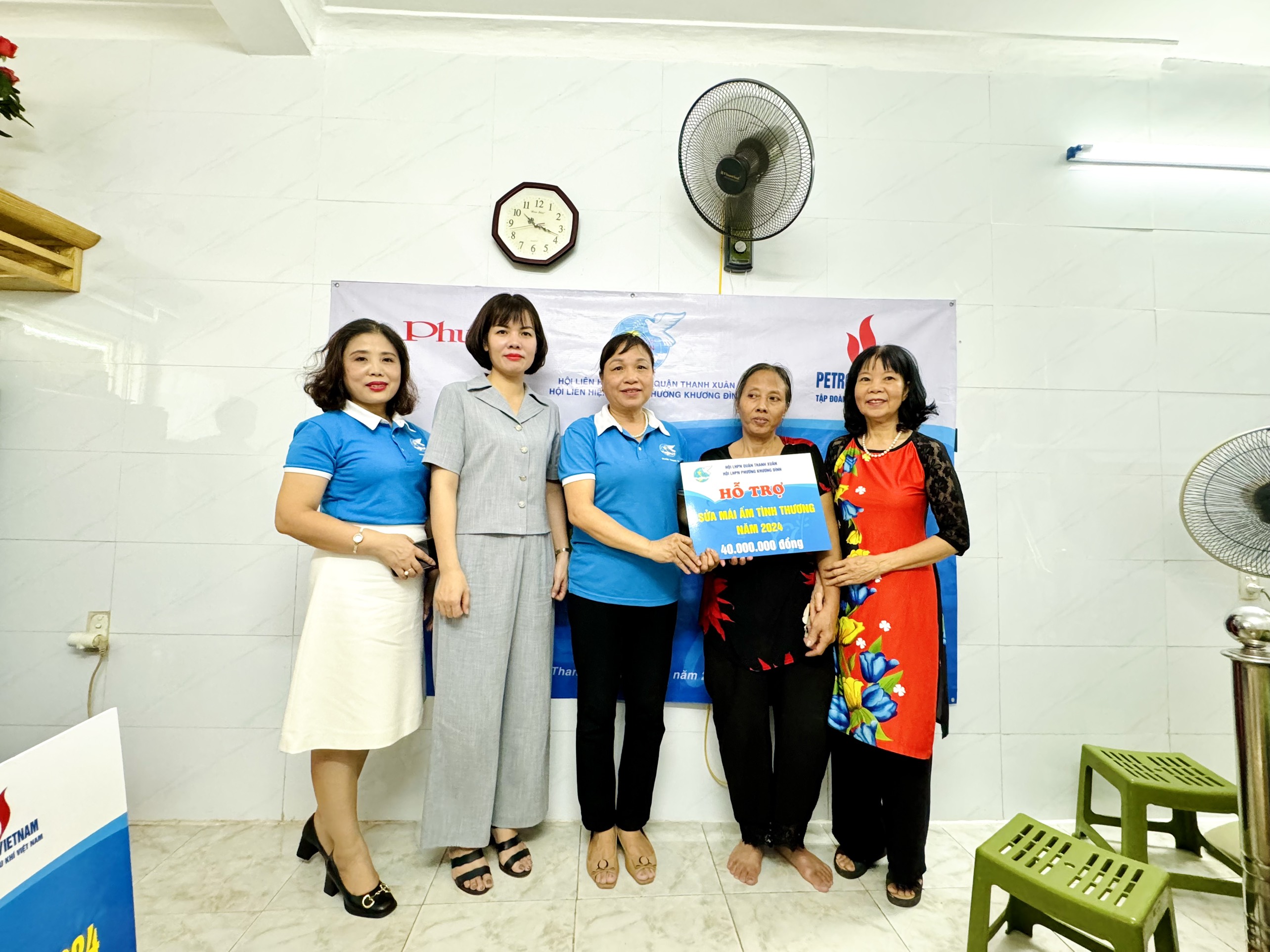 Báo Phụ nữ Thủ đô bàn giao mái ấm tình thương cho gia đình phụ nữ khó khăn tại Thanh Xuân - ảnh 4
