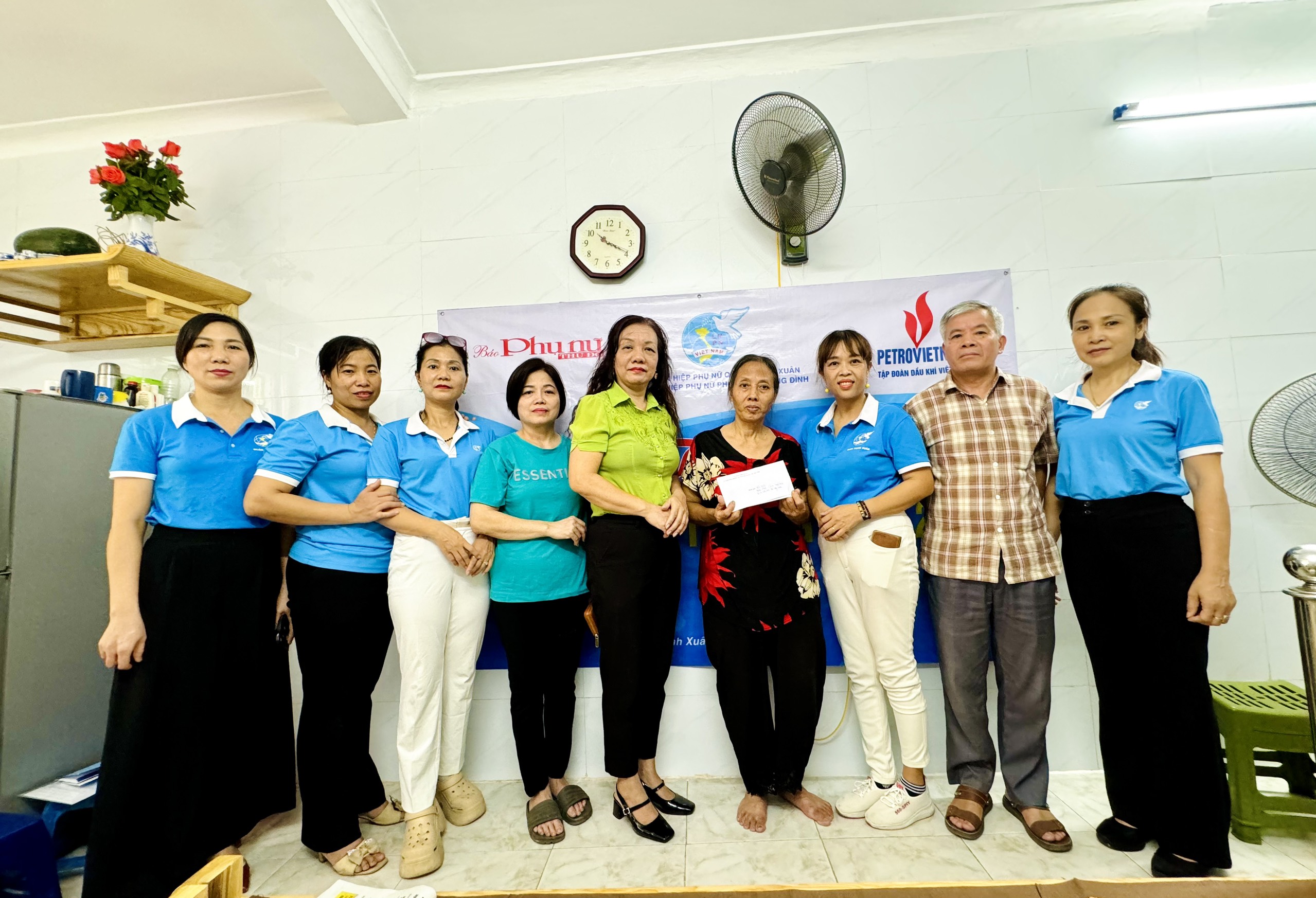 Báo Phụ nữ Thủ đô bàn giao mái ấm tình thương cho gia đình phụ nữ khó khăn tại Thanh Xuân - ảnh 5